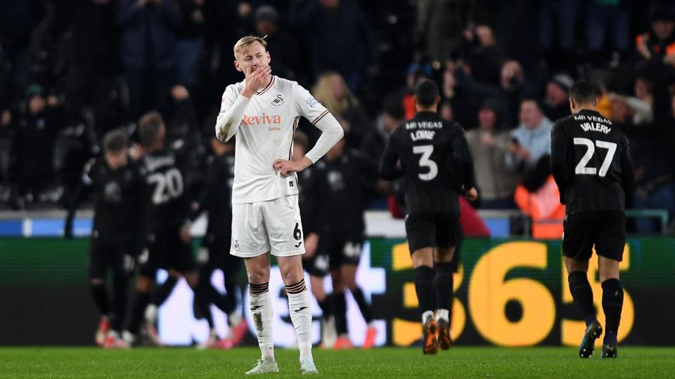 Swansea City vật lộn để trụ hạng khi quá trình tái thiết đội hình lại đến gần