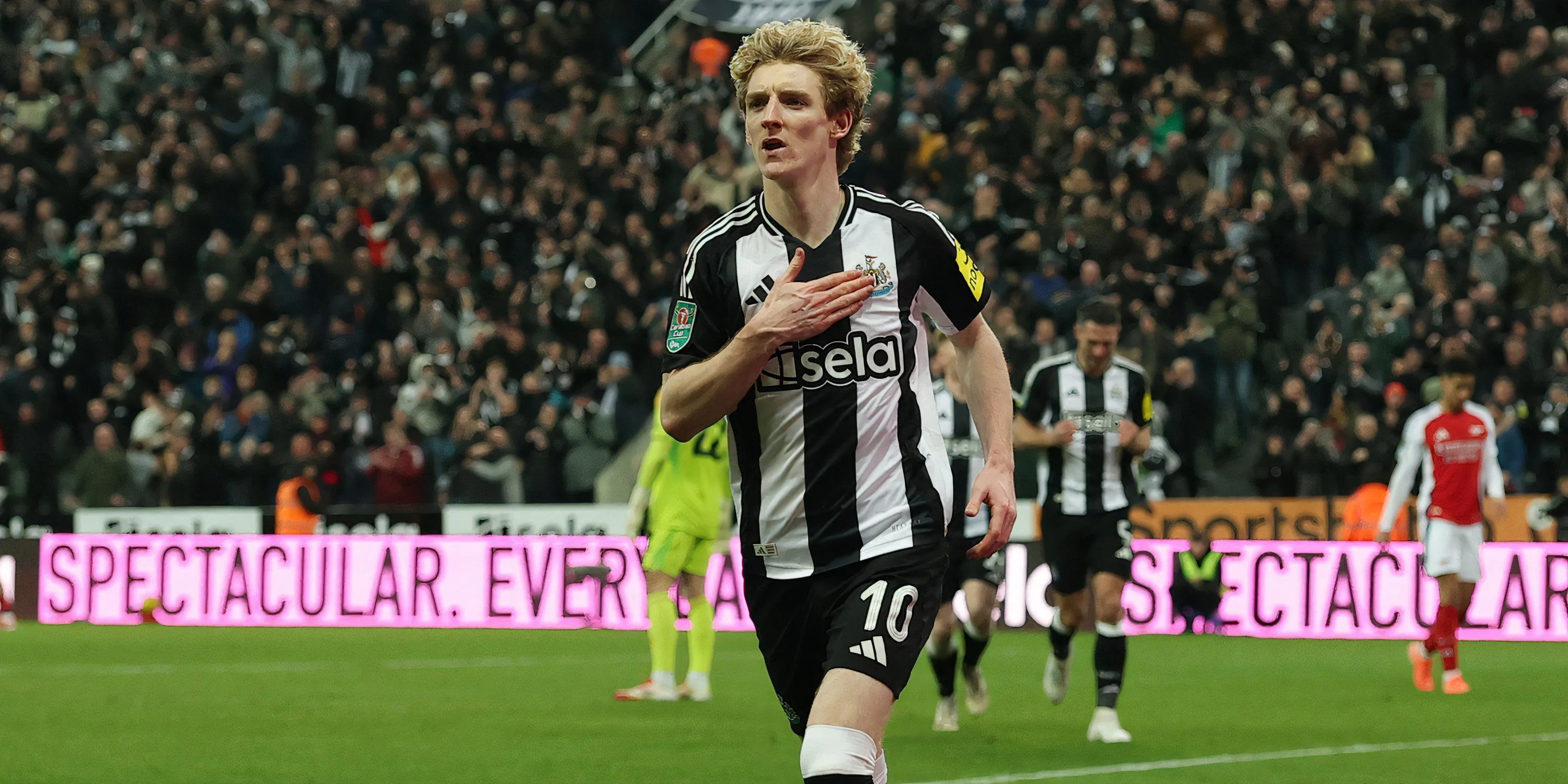 Anthony Gordon của Newcastle trong một trận đấu dưới sự chỉ đạo của HLV Eddie Howe