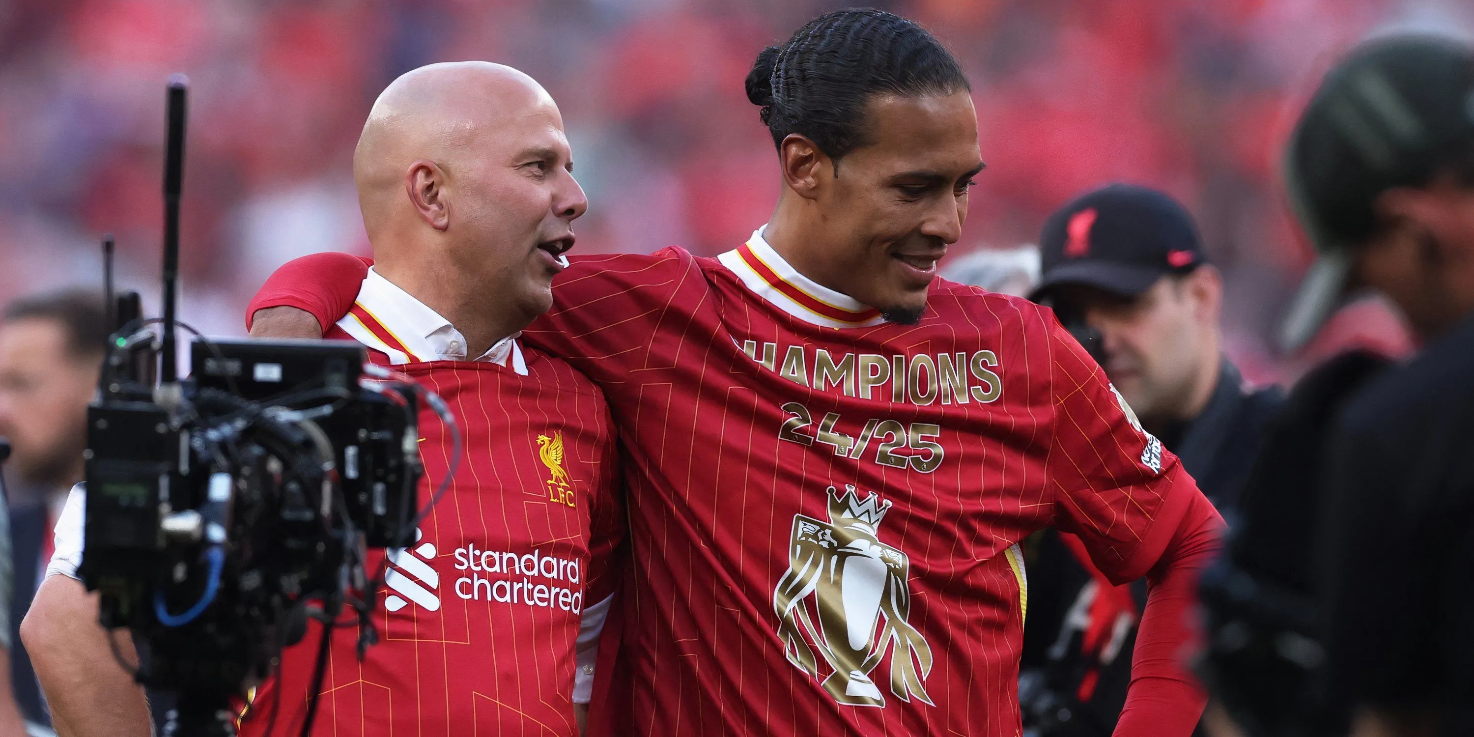 Arne Slot và Virgil van Dijk trong màu áo Liverpool