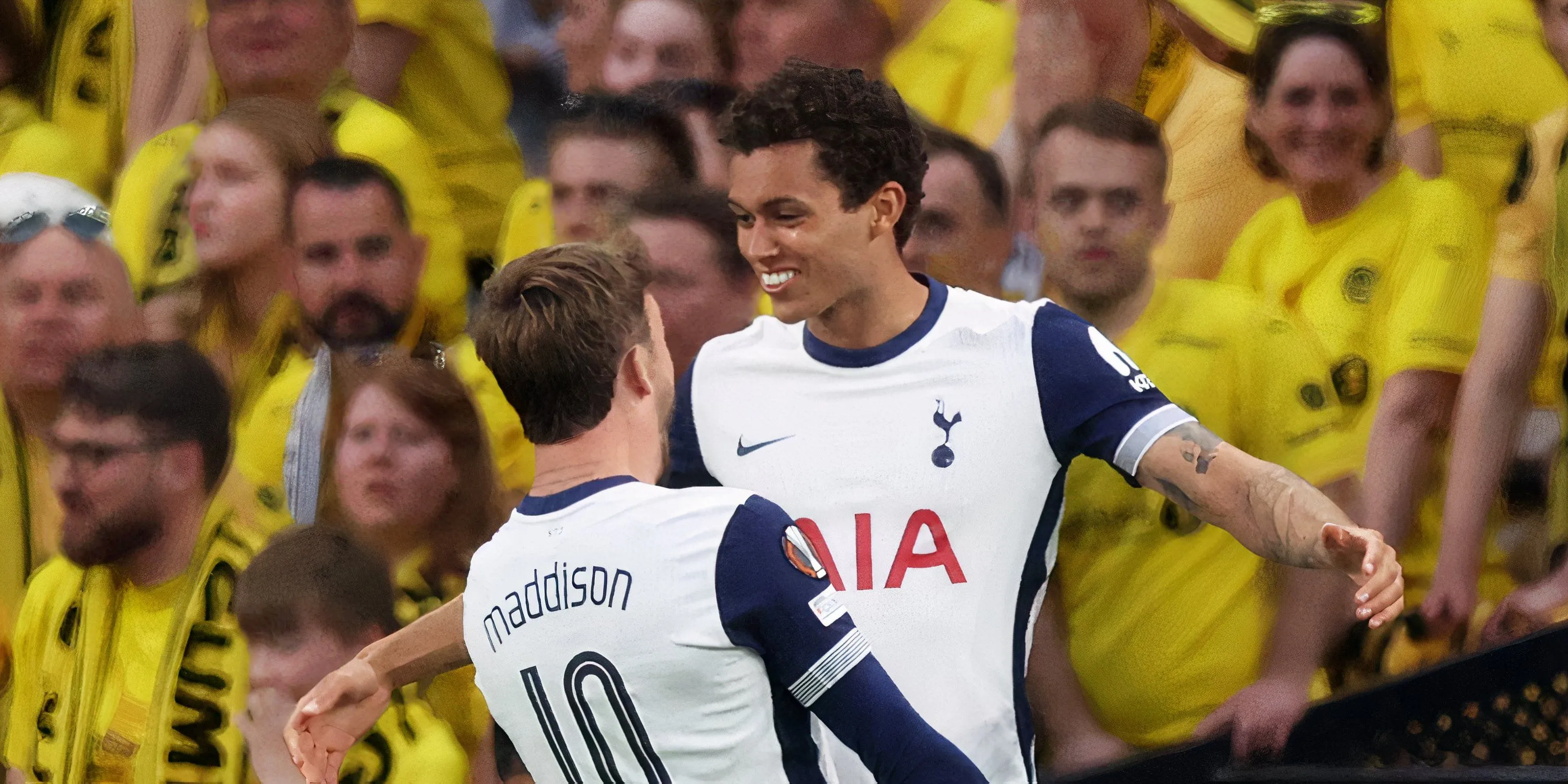 Brennan Johnson ăn mừng bàn thắng cho Tottenham Hotspur tại Europa League