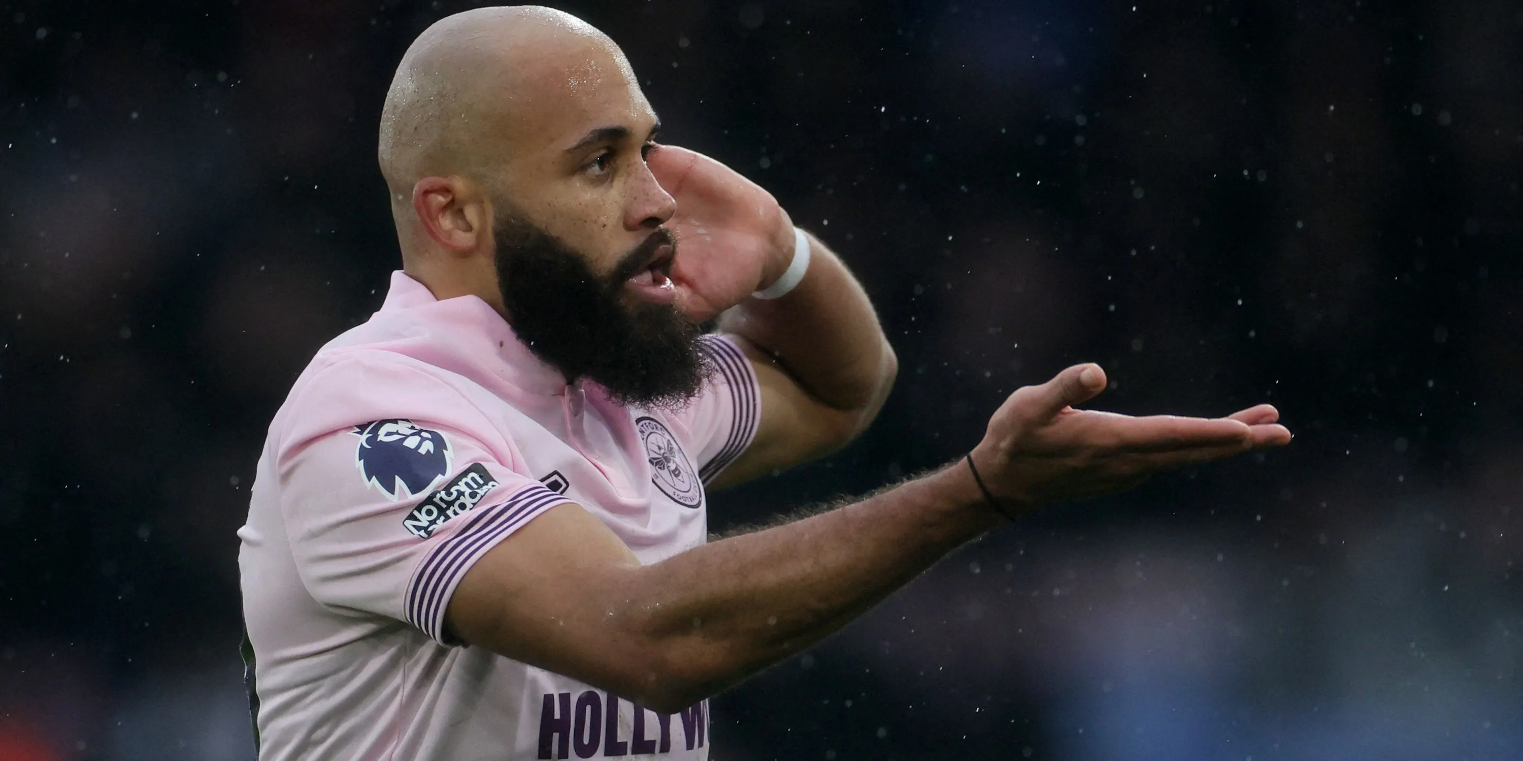 Bryan Mbeumo ăn mừng bàn thắng đầu tiên cho Brentford trong một trận đấu