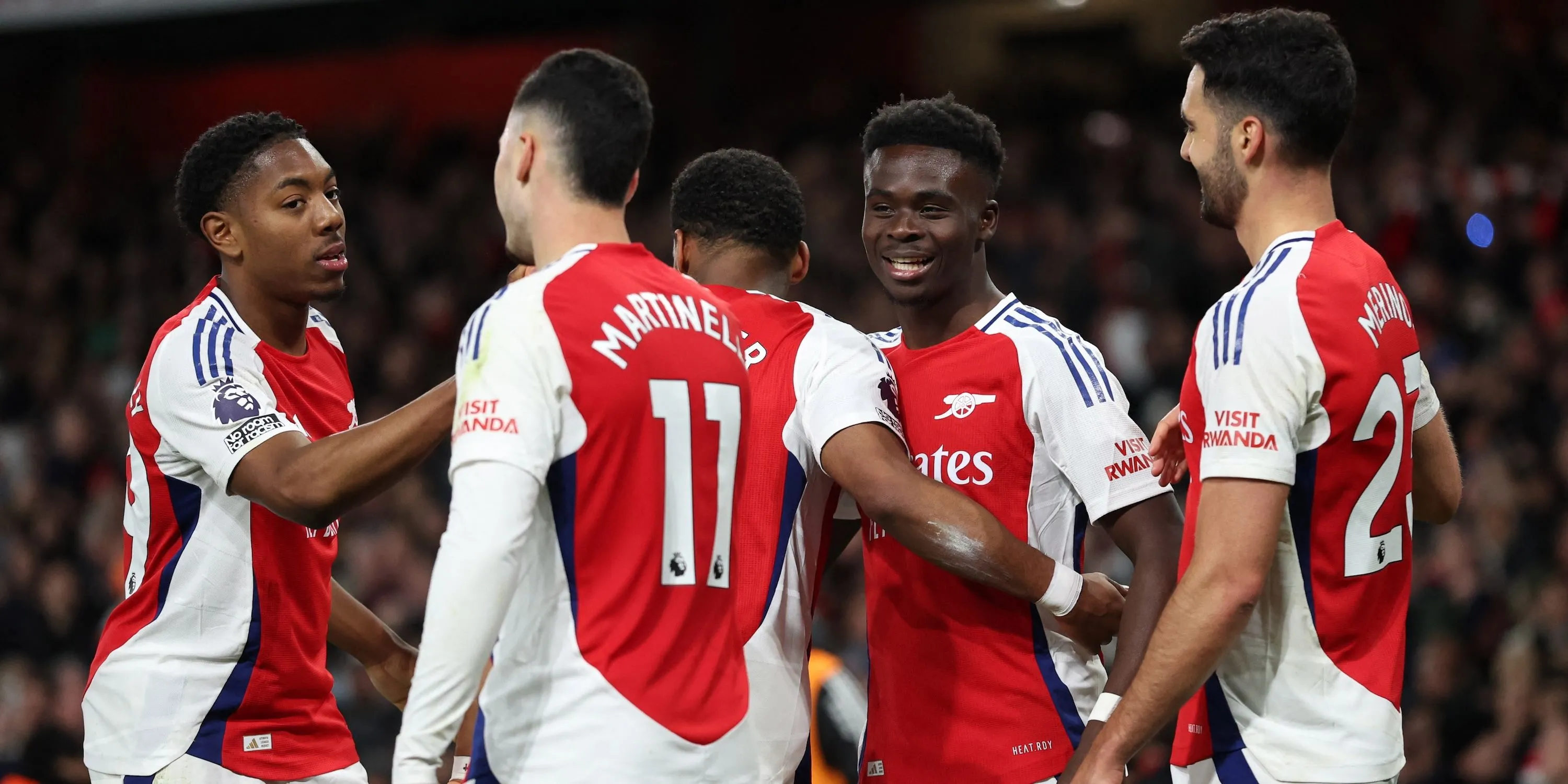 Bukayo Saka ăn mừng bàn thắng cùng các đồng đội Arsenal