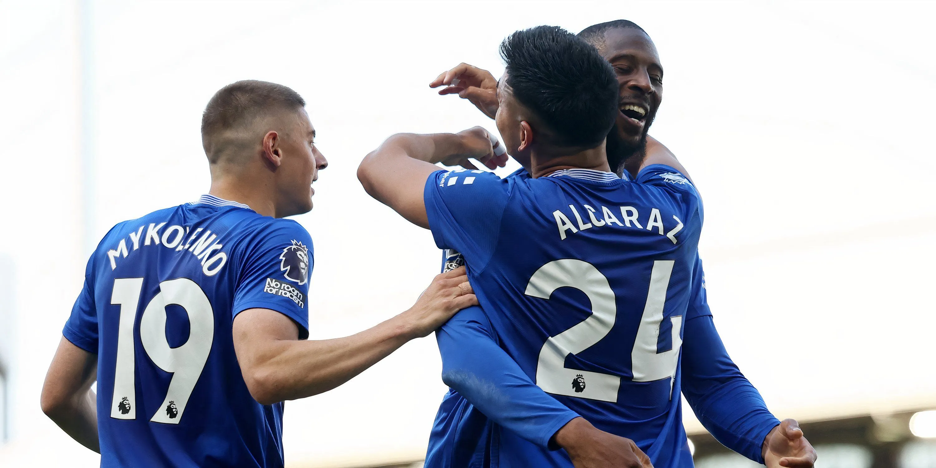 Các cầu thủ Everton thể hiện tinh thần đồng đội sau một pha bóng ấn tượng