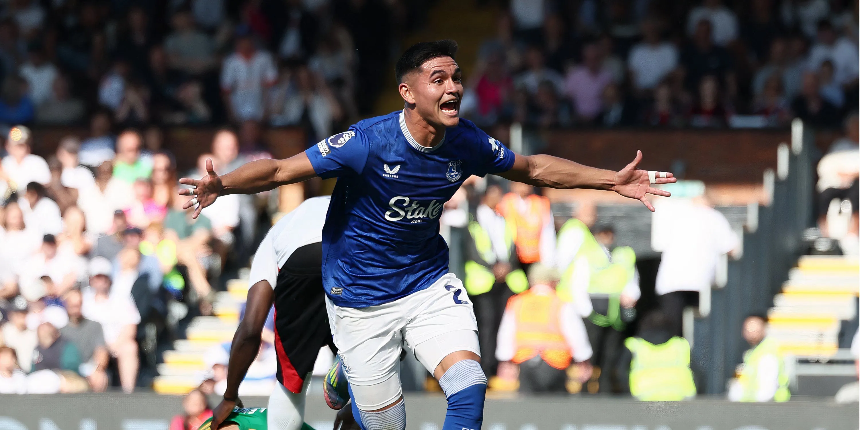 Carlos Alcaraz rê bóng kỹ thuật, thể hiện tiềm năng lớn trong màu áo Everton