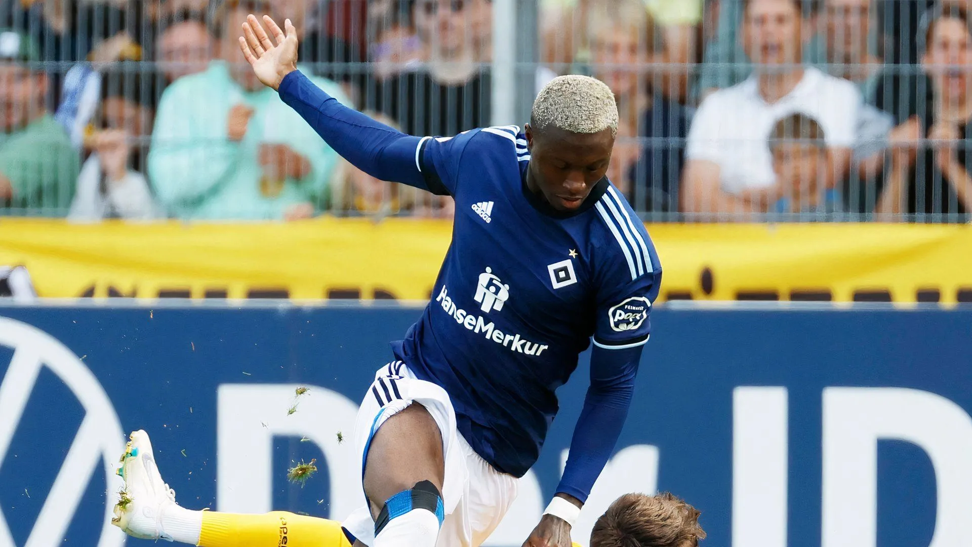 Cầu thủ chạy cánh Aaron Opoku của FC Kaiserslautern, một ứng viên tiềm năng thay thế Mustapha Bundu tại Plymouth Argyle