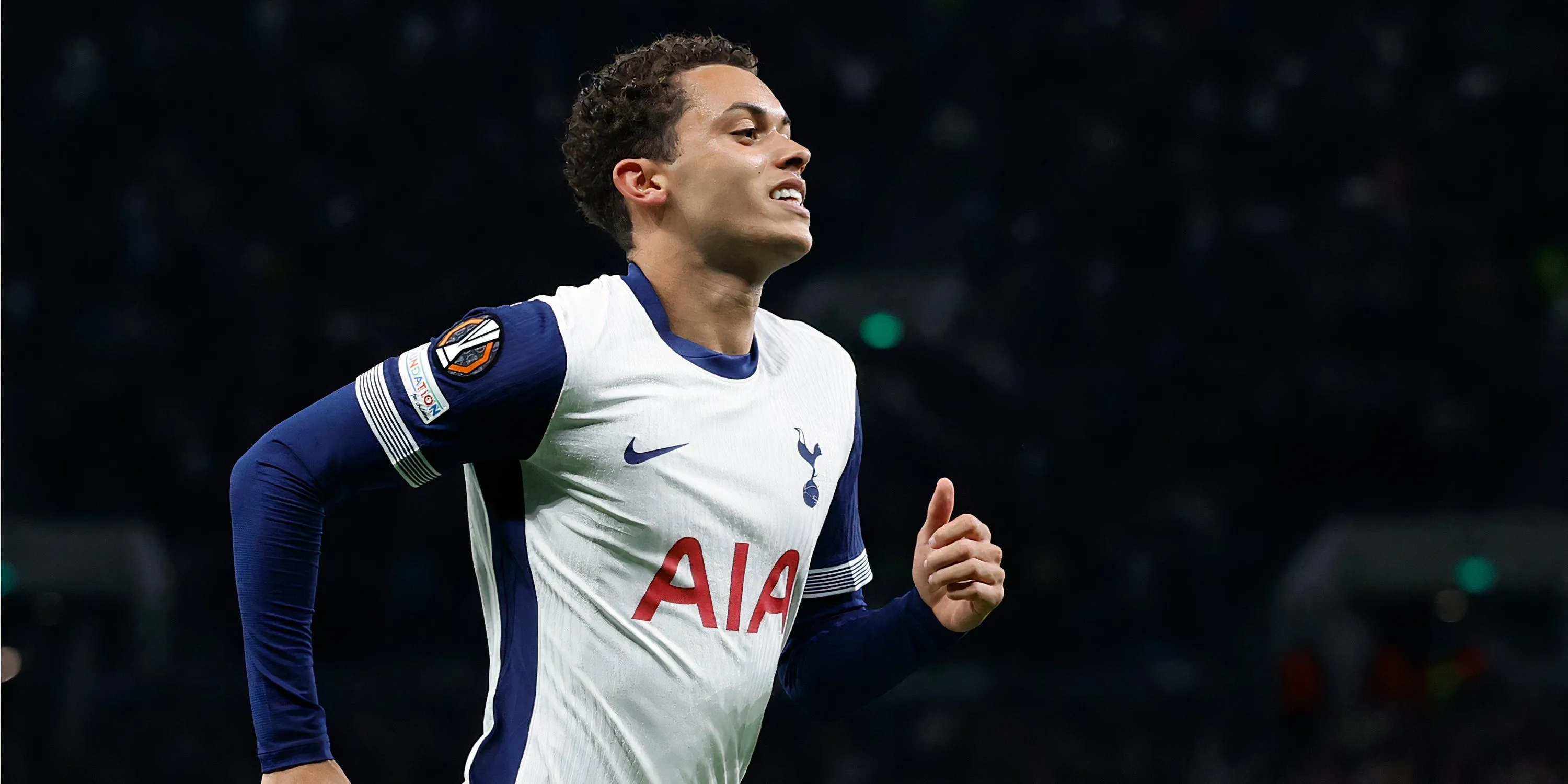 Cầu thủ chạy cánh Brennan Johnson của Tottenham thể hiện kỹ thuật trên sân