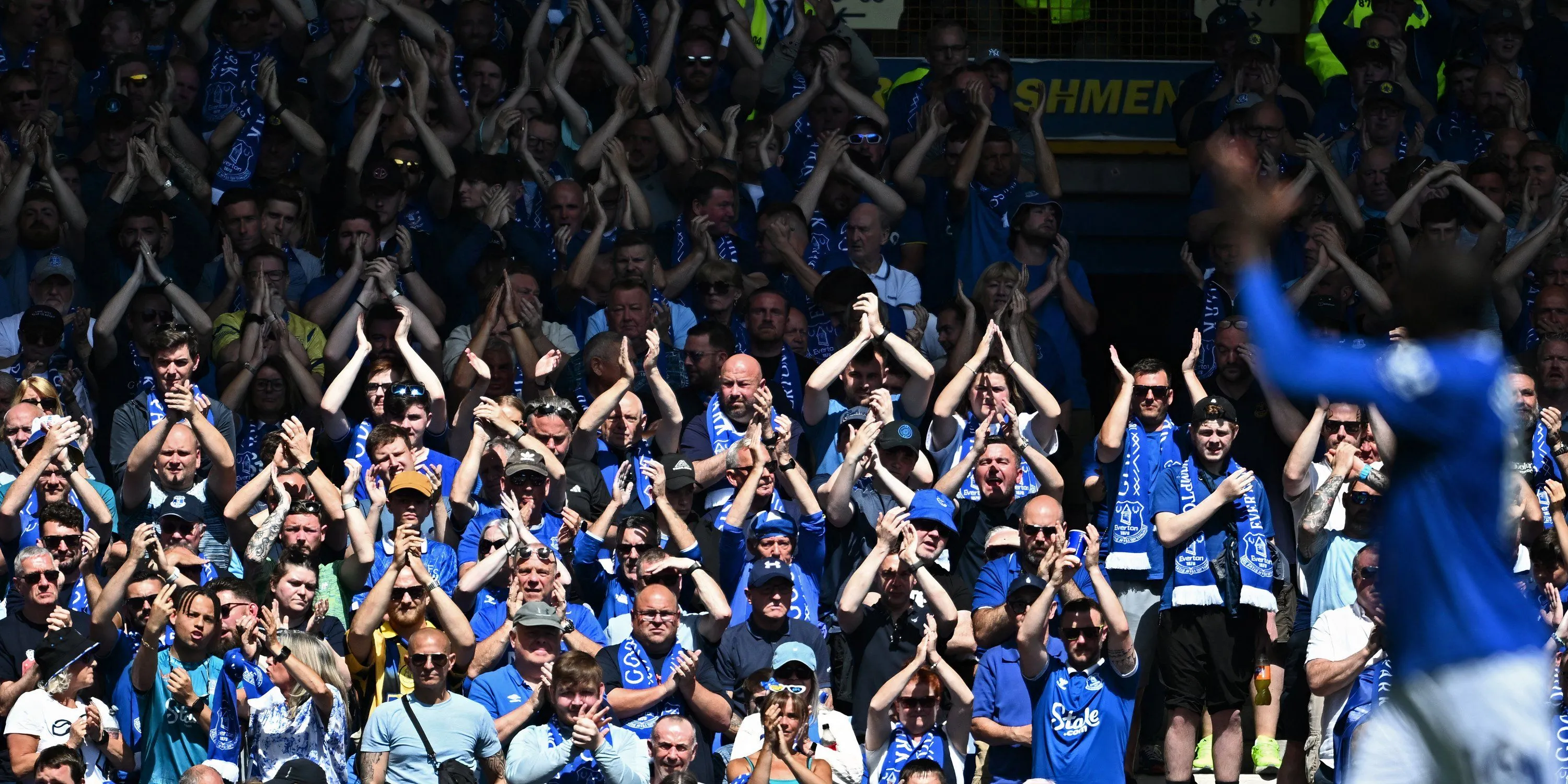Cầu thủ Everton vẫy tay chào người hâm mộ tại Goodison Park