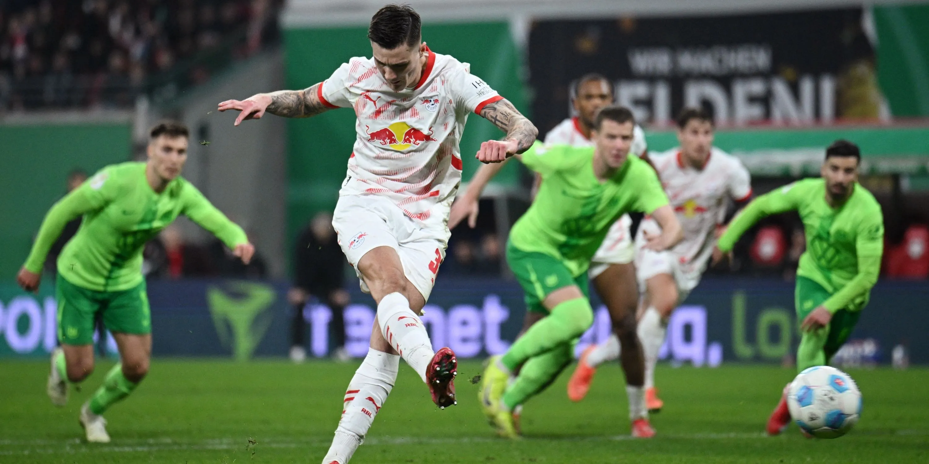 Cầu thủ RB Leipzig Benjamin Sesko ăn mừng bàn thắng từ chấm phạt đền