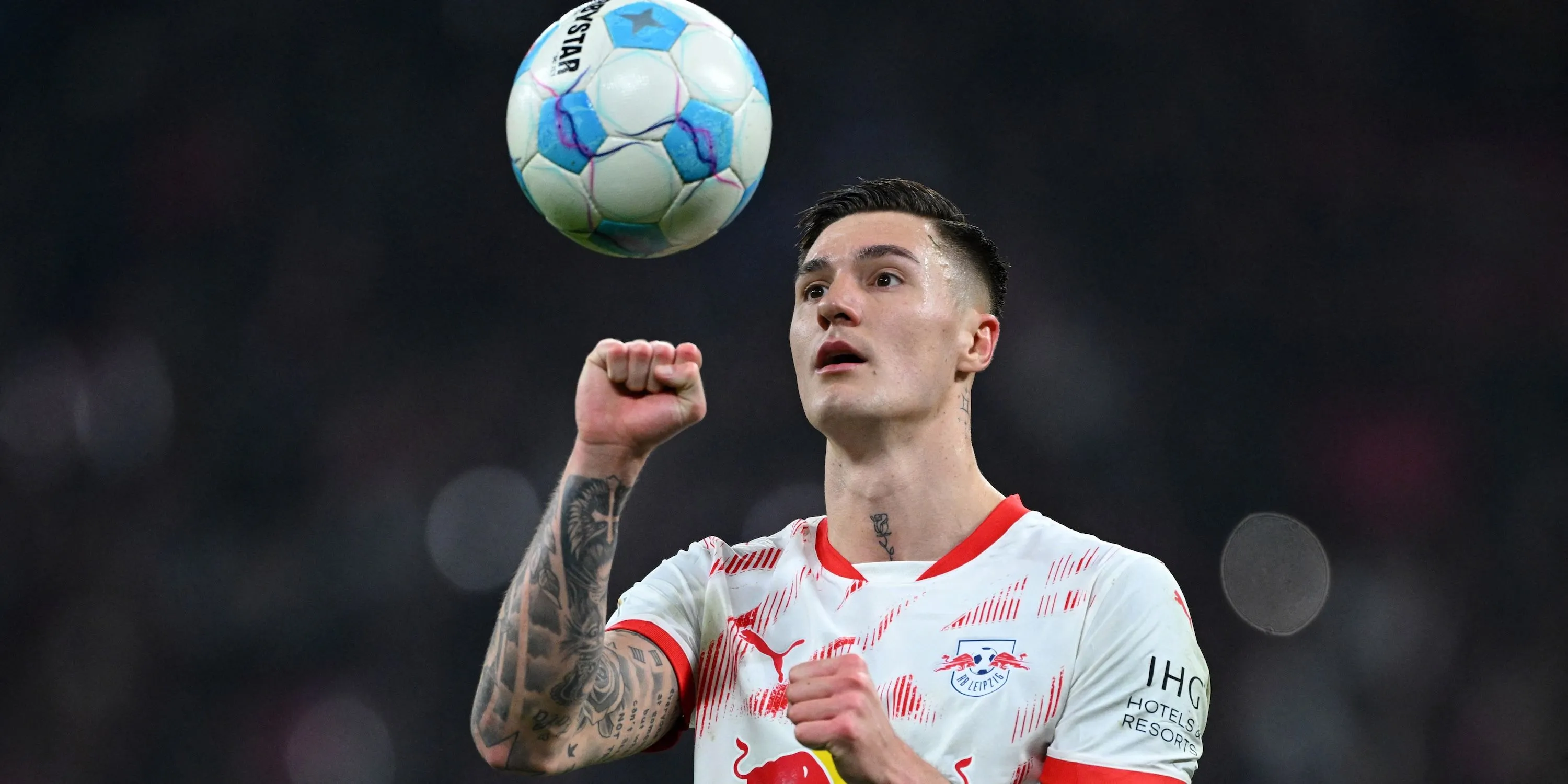 Cầu thủ RB Leipzig Benjamin Sesko trước khi đá phạt đền