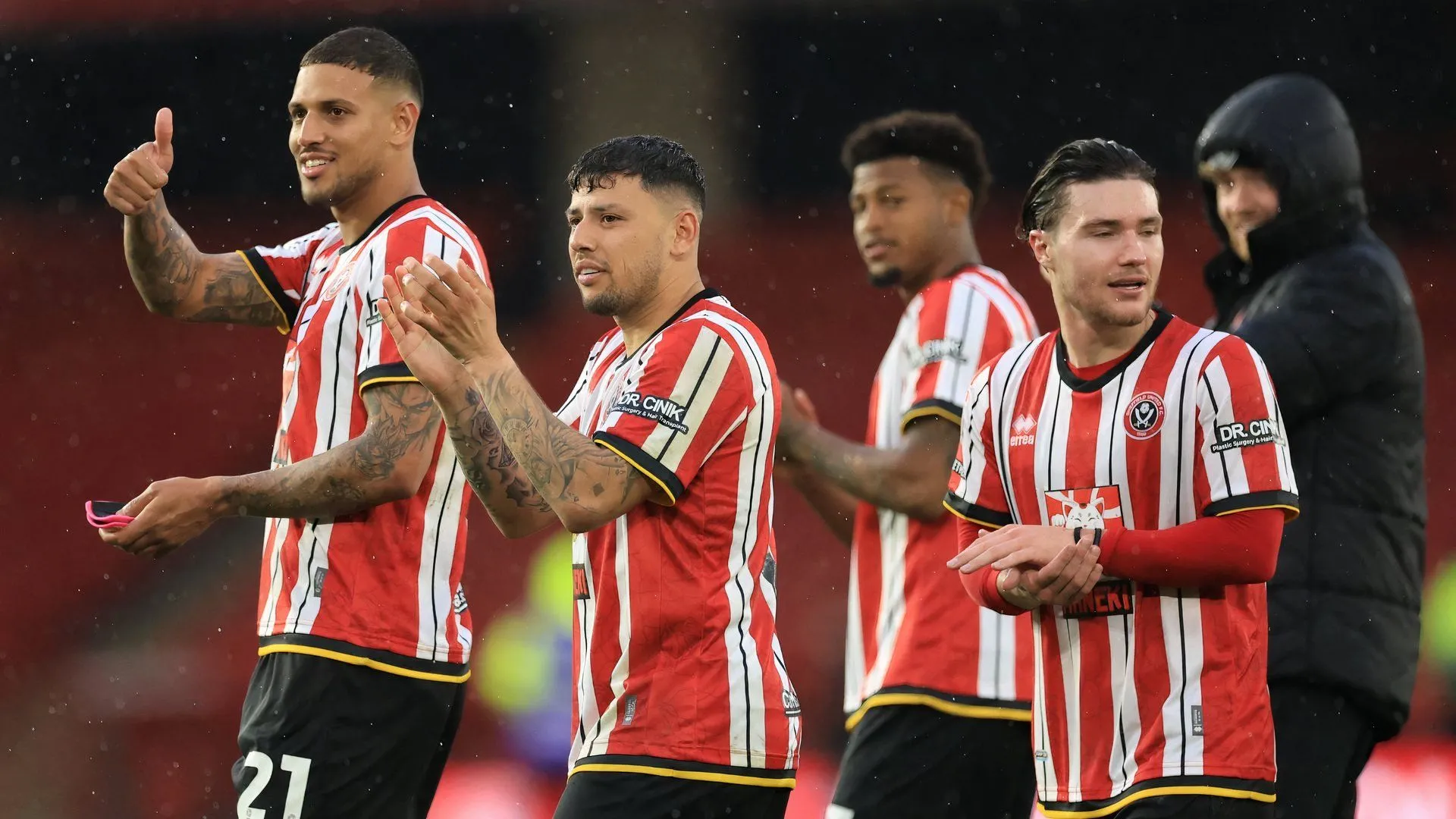 Cầu thủ Sheffield United vỗ tay cảm ơn người hâm mộ tại Bramall Lane