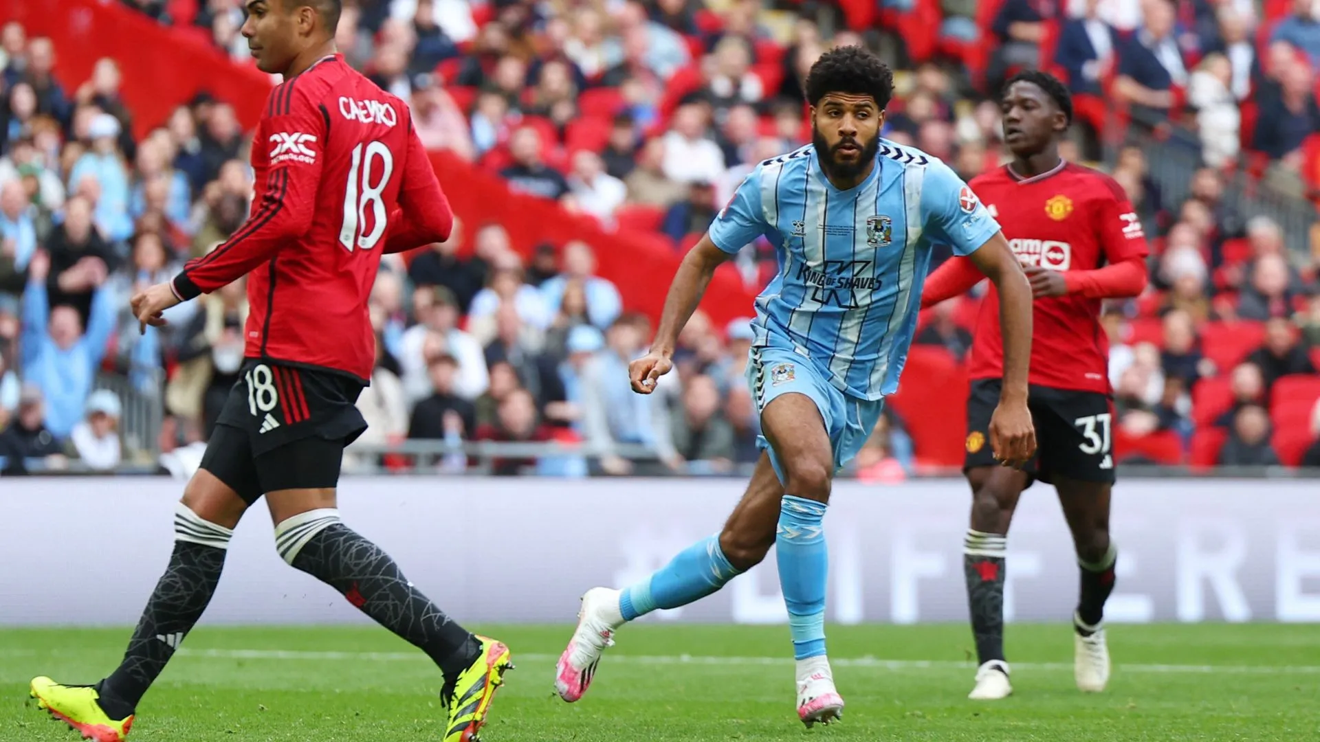 Ellis Simms ăn mừng bàn thắng trong trận Coventry City gặp Manchester United.