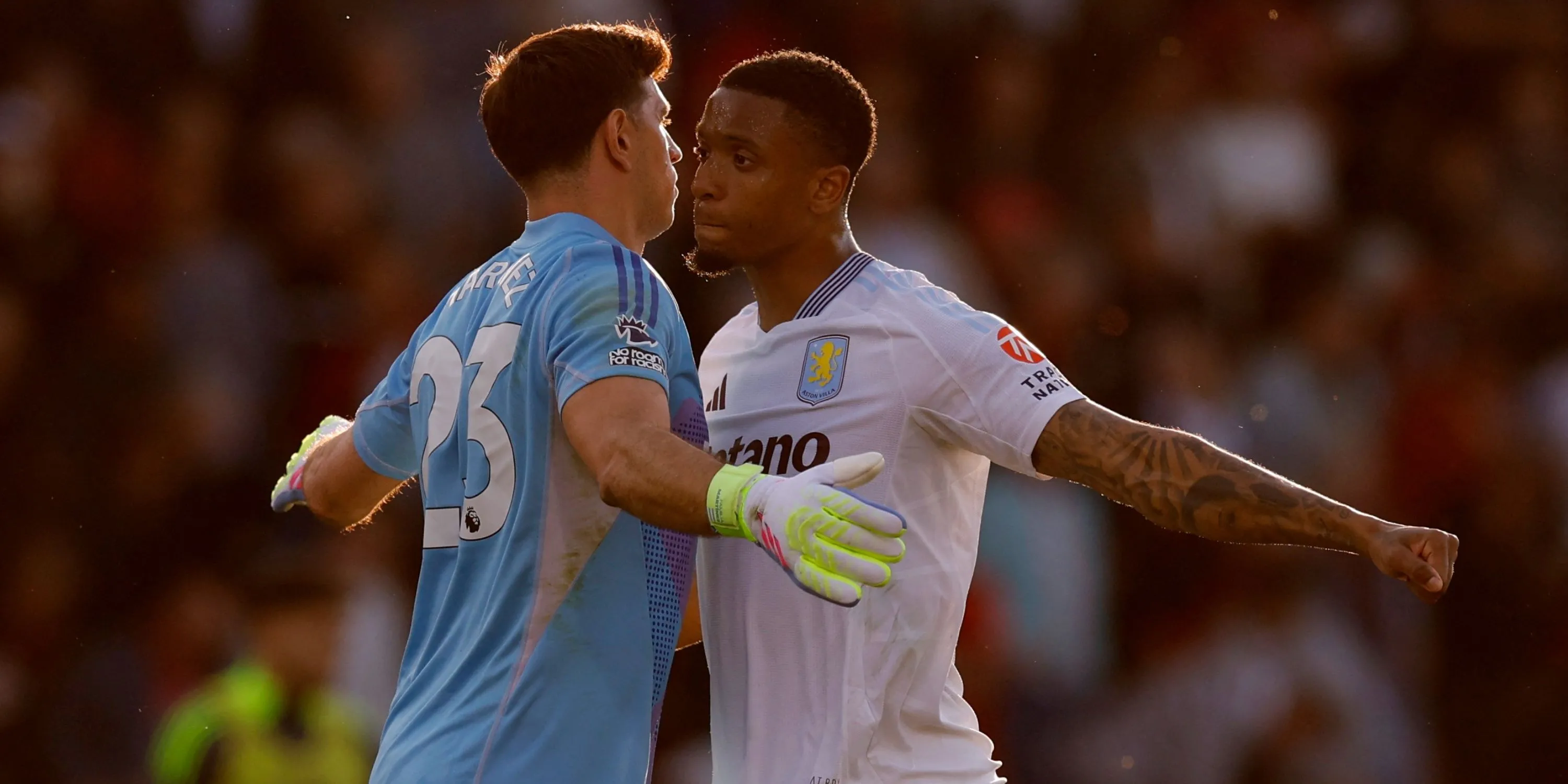Emi Martinez vẫy tay chào tạm biệt cổ động viên Aston Villa tại Villa Park