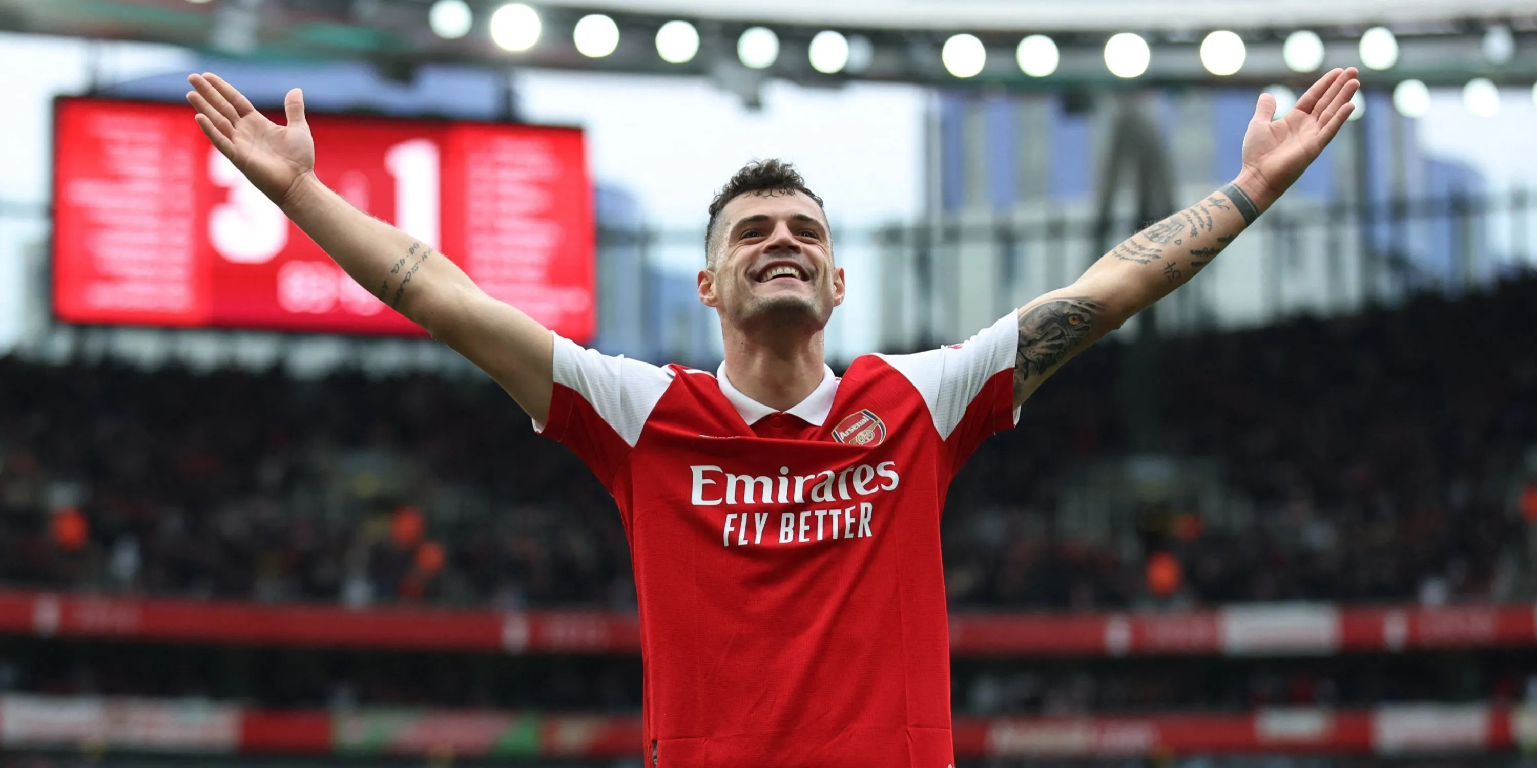 Granit Xhaka ăn mừng bàn thắng cho Arsenal sau khi không còn mang băng đội trưởng, thể hiện sự tự do trong lối chơi.