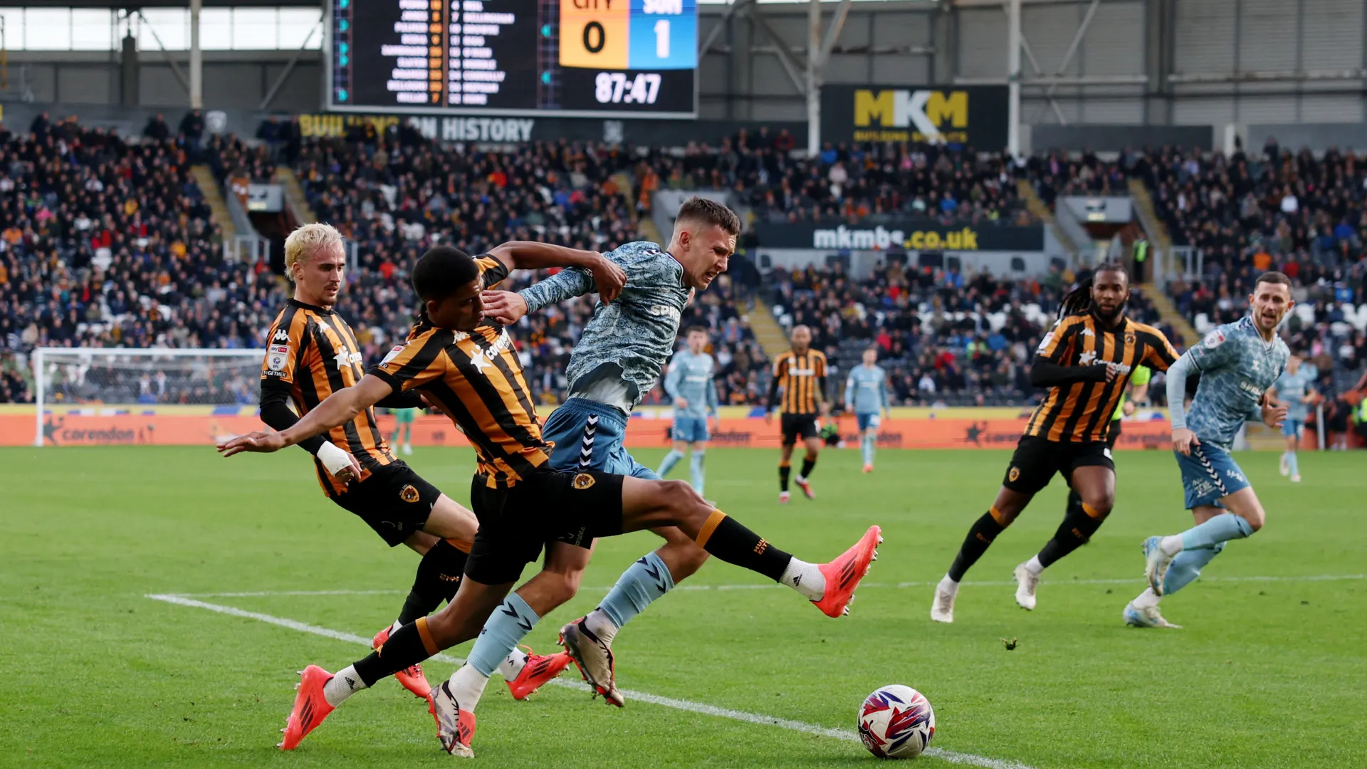 Hậu vệ Cody Drameh trong màu áo Hull City