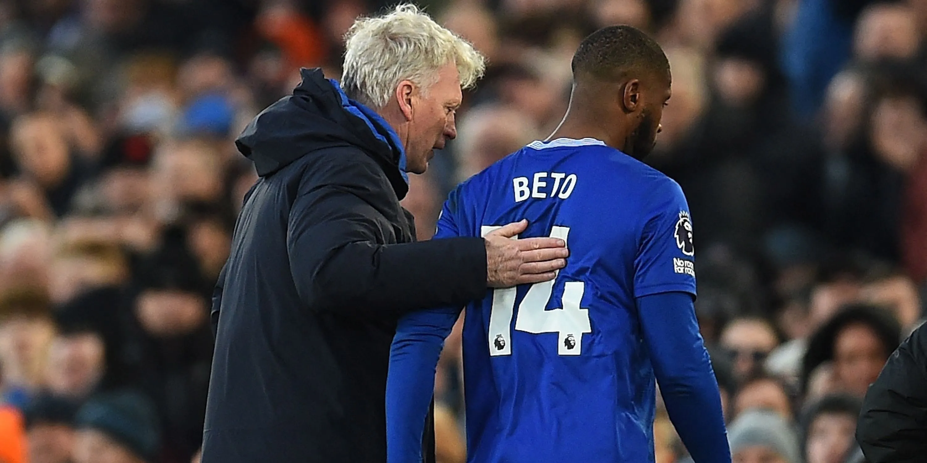 HLV David Moyes của Everton đứng cùng tiền đạo Beto sau trận đấu