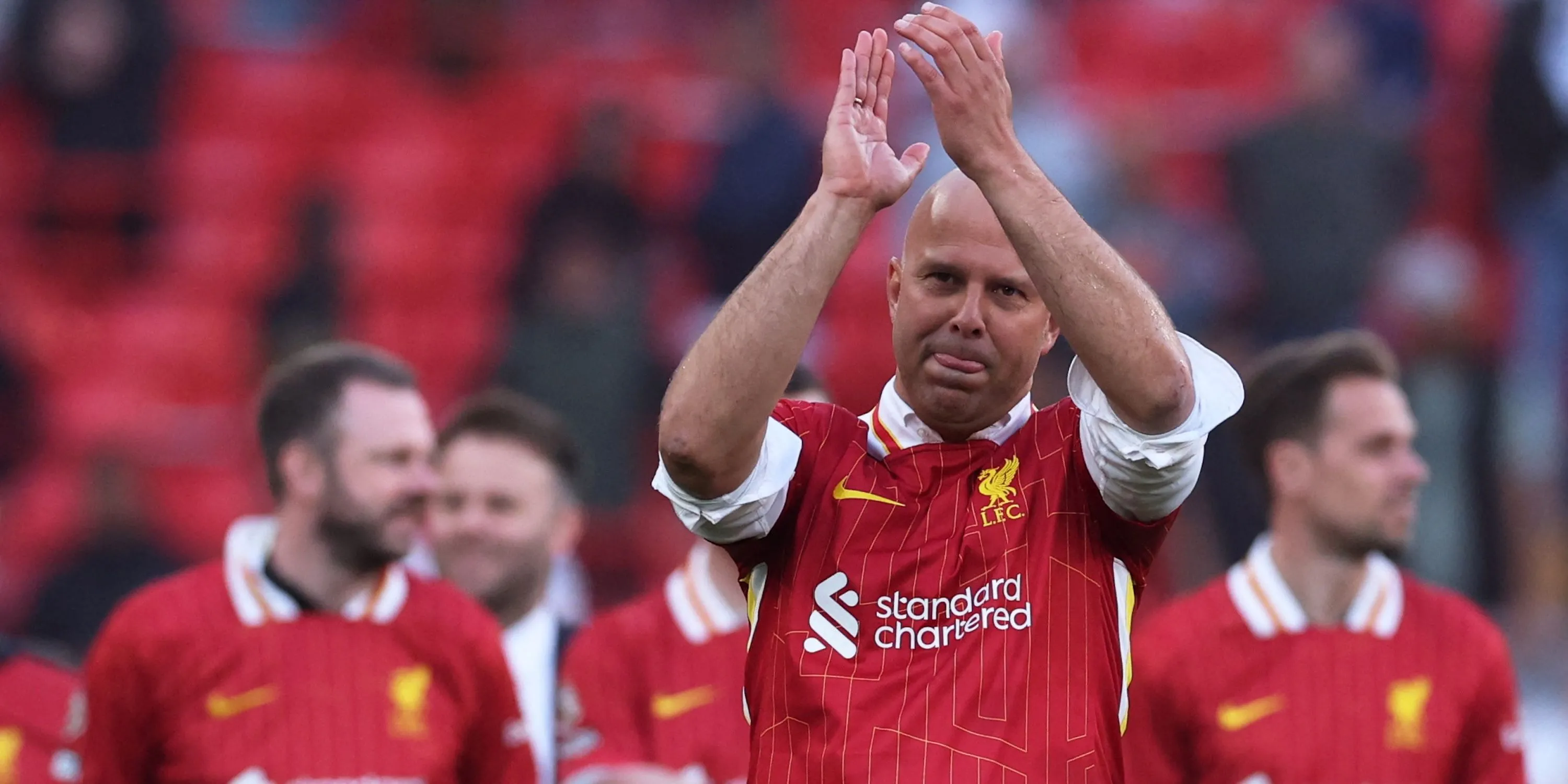 HLV Liverpool Arne Slot ăn mừng sau khi vô địch Premier League