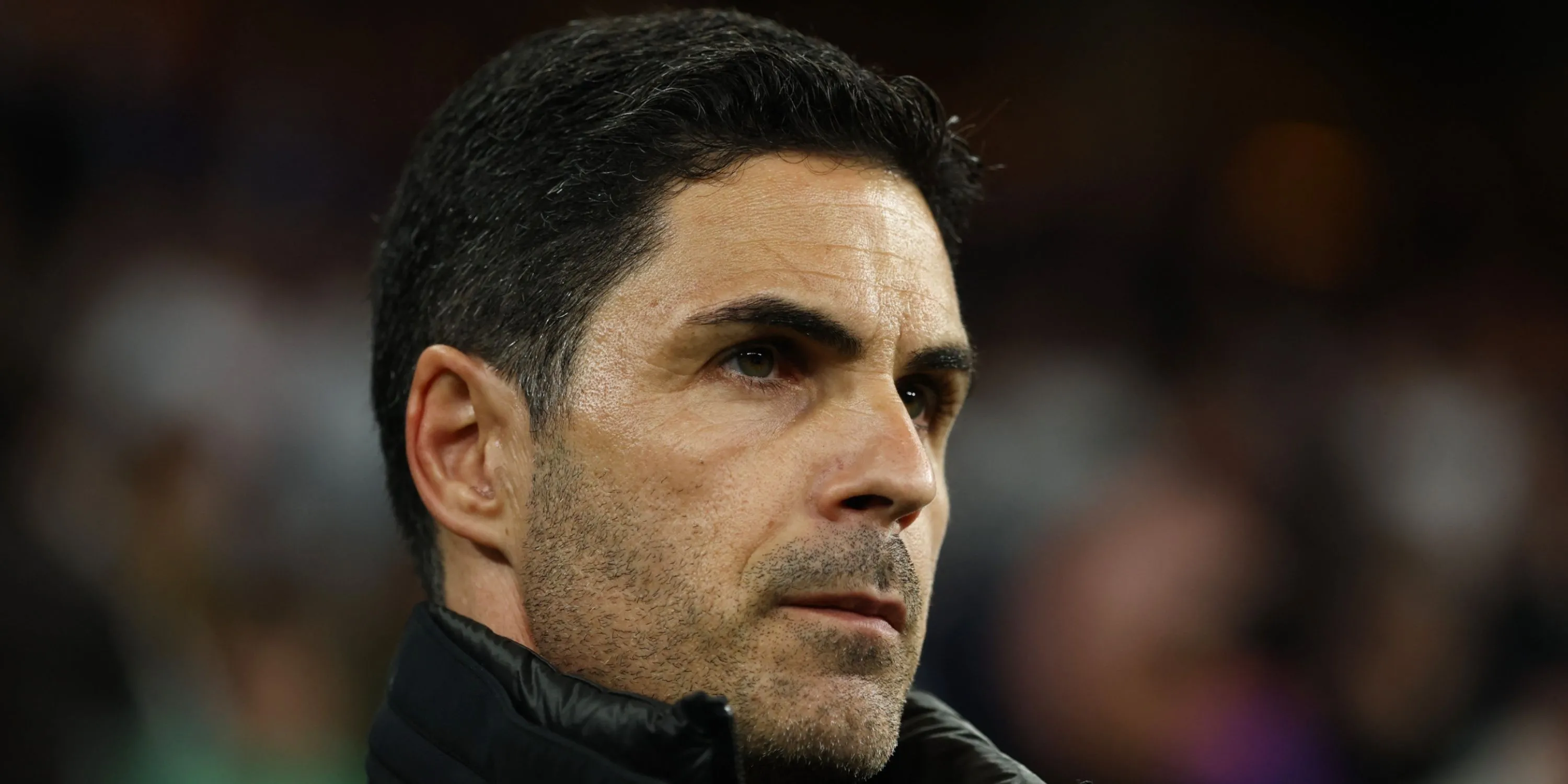 HLV Mikel Arteta thất vọng bên đường biên trong một trận đấu của Arsenal tại Premier League.