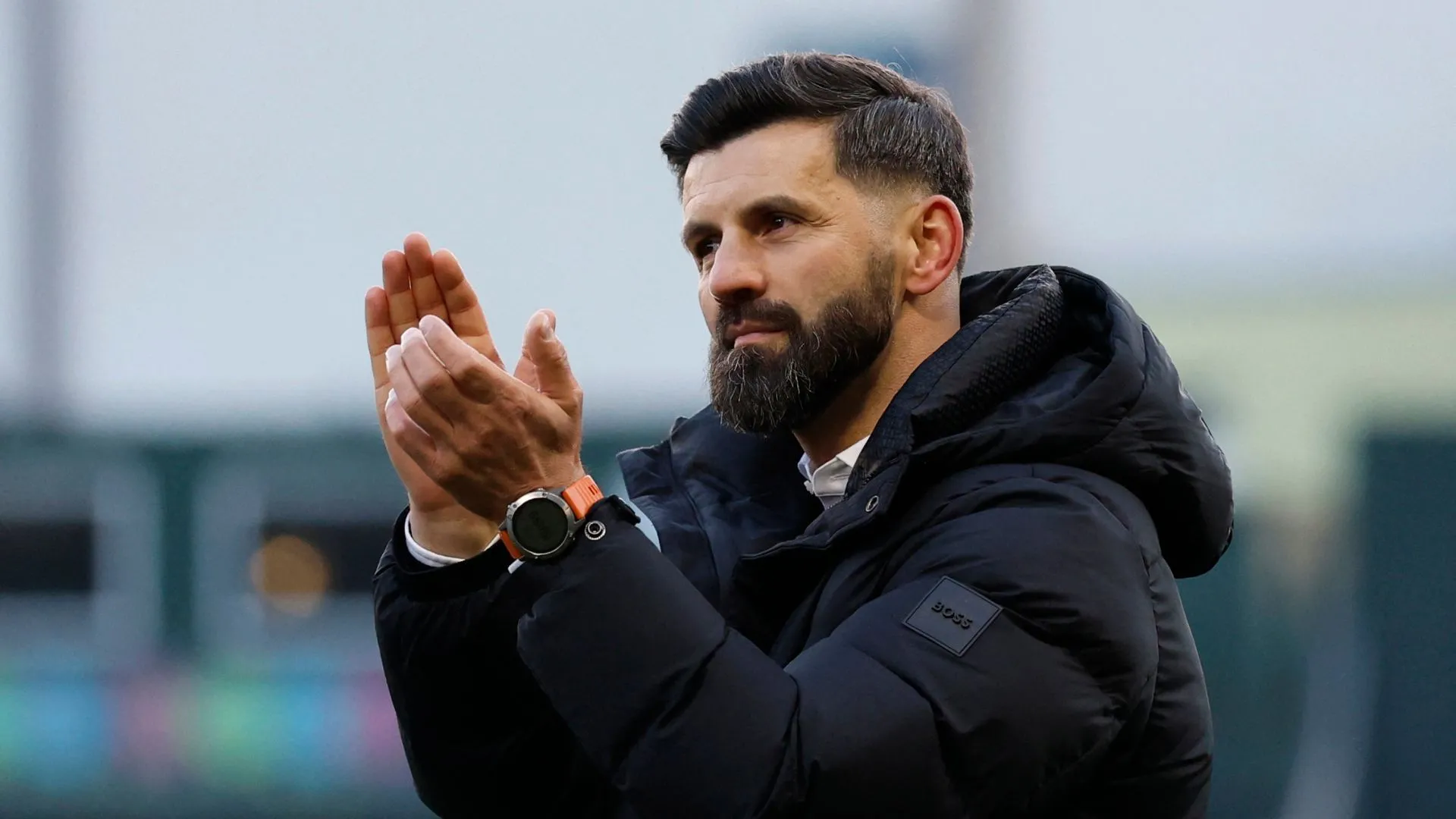 HLV Miron Muslic chỉ đạo trên sân cho Plymouth Argyle