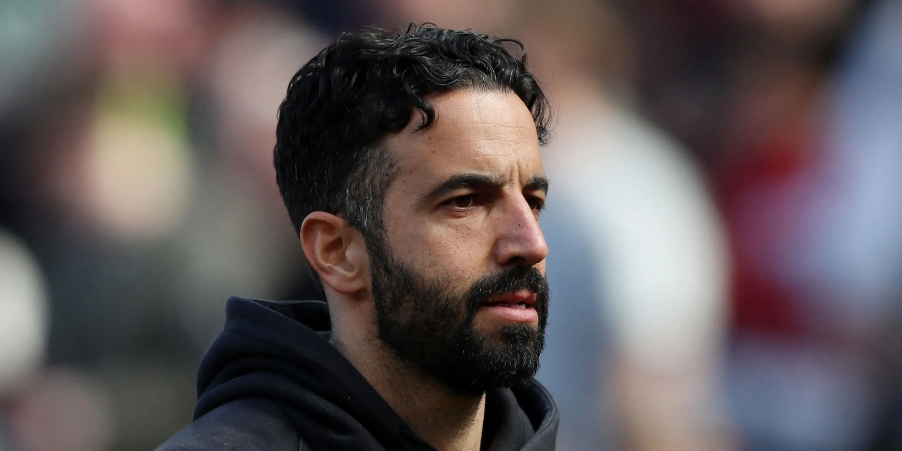 HLV Ruben Amorim chỉ đạo chiến thuật cho Manchester United bên đường biên