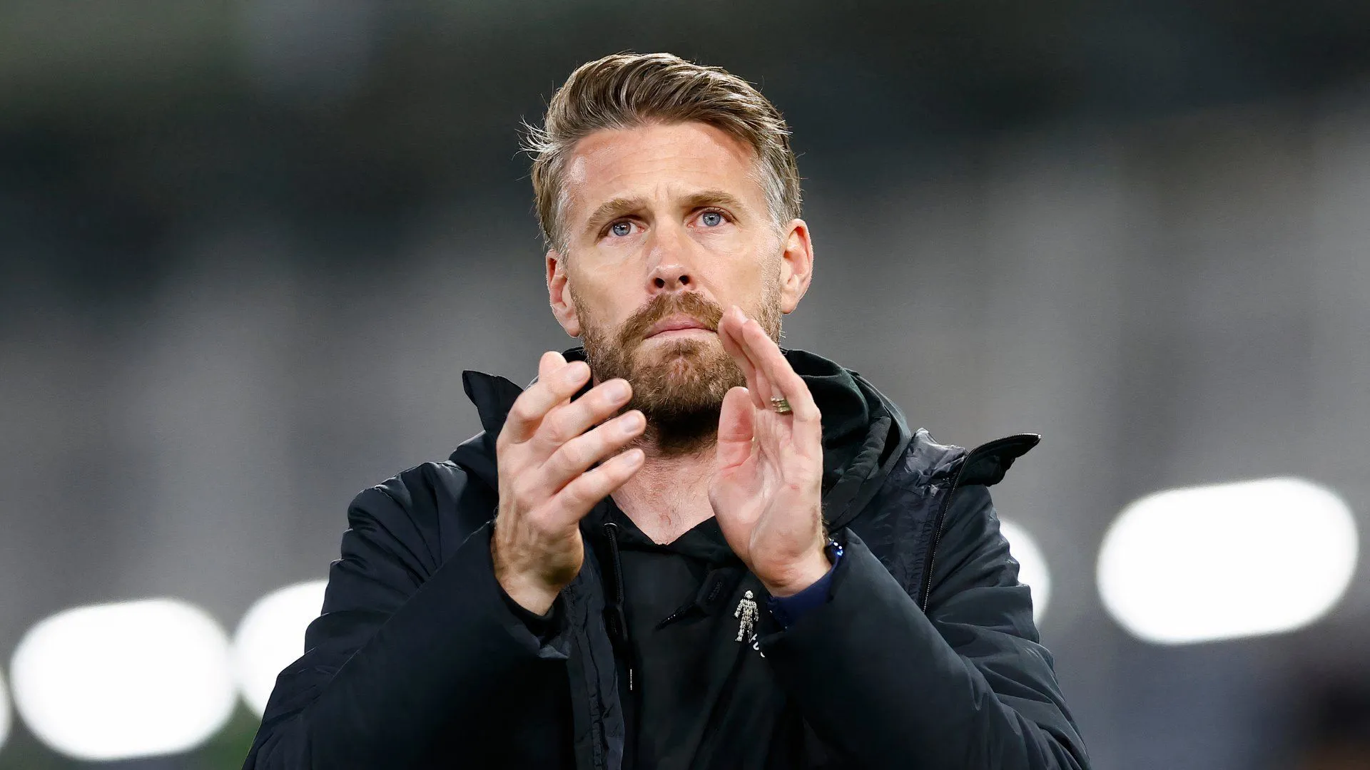 Huấn luyện viên Rob Edwards chỉ đạo tại sân Kenilworth Road của Luton Town trong mùa giải Championship