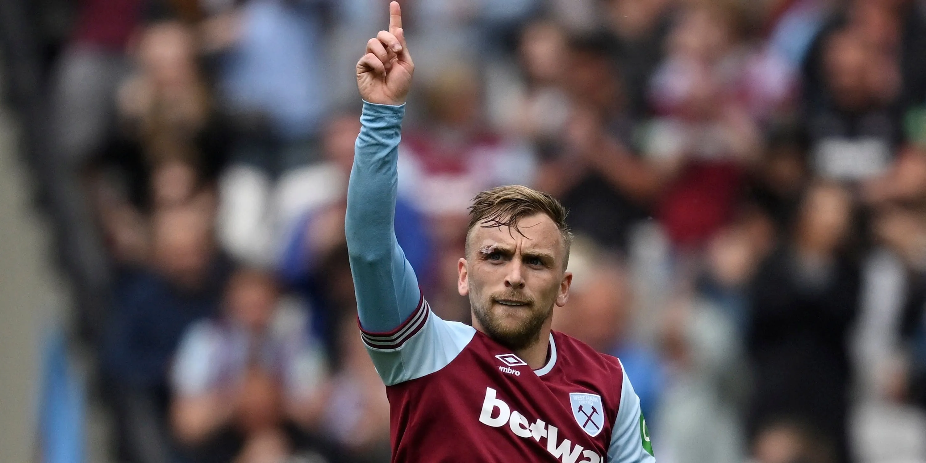 Jarrod Bowen ăn mừng bàn thắng cho West Ham United tại Premier League