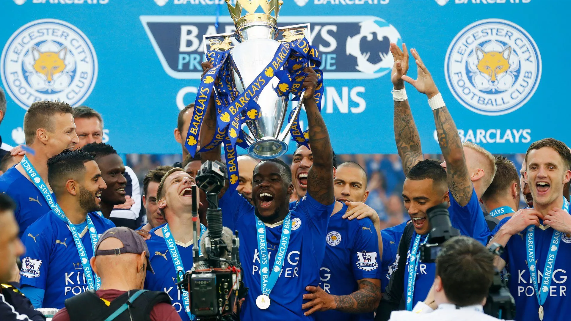 Jeffrey Schlupp ăn mừng chức vô địch Premier League lịch sử cùng Leicester City năm 2016