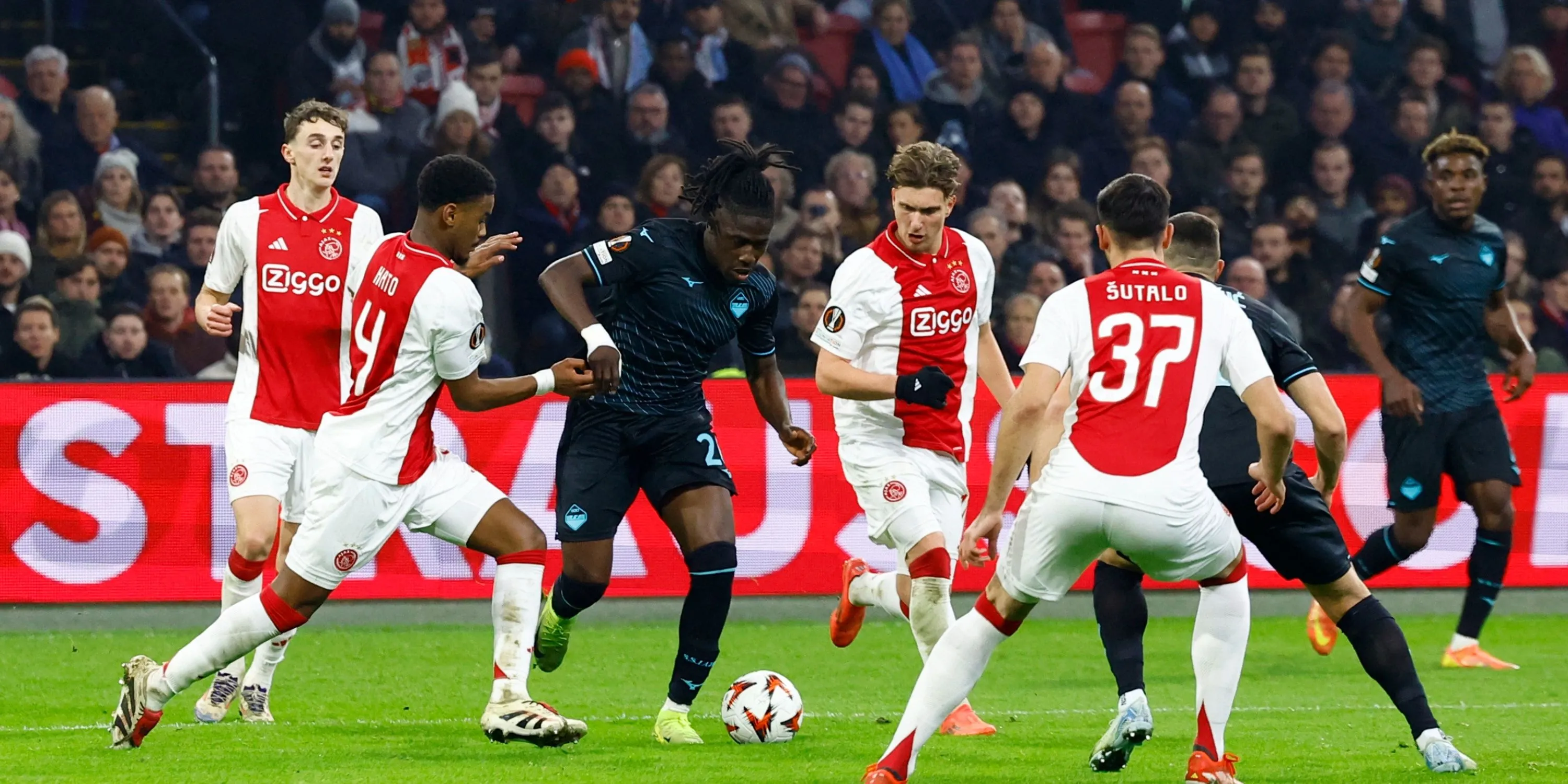 Jorrel Hato thi đấu cho Ajax, mục tiêu phòng ngự của Chelsea