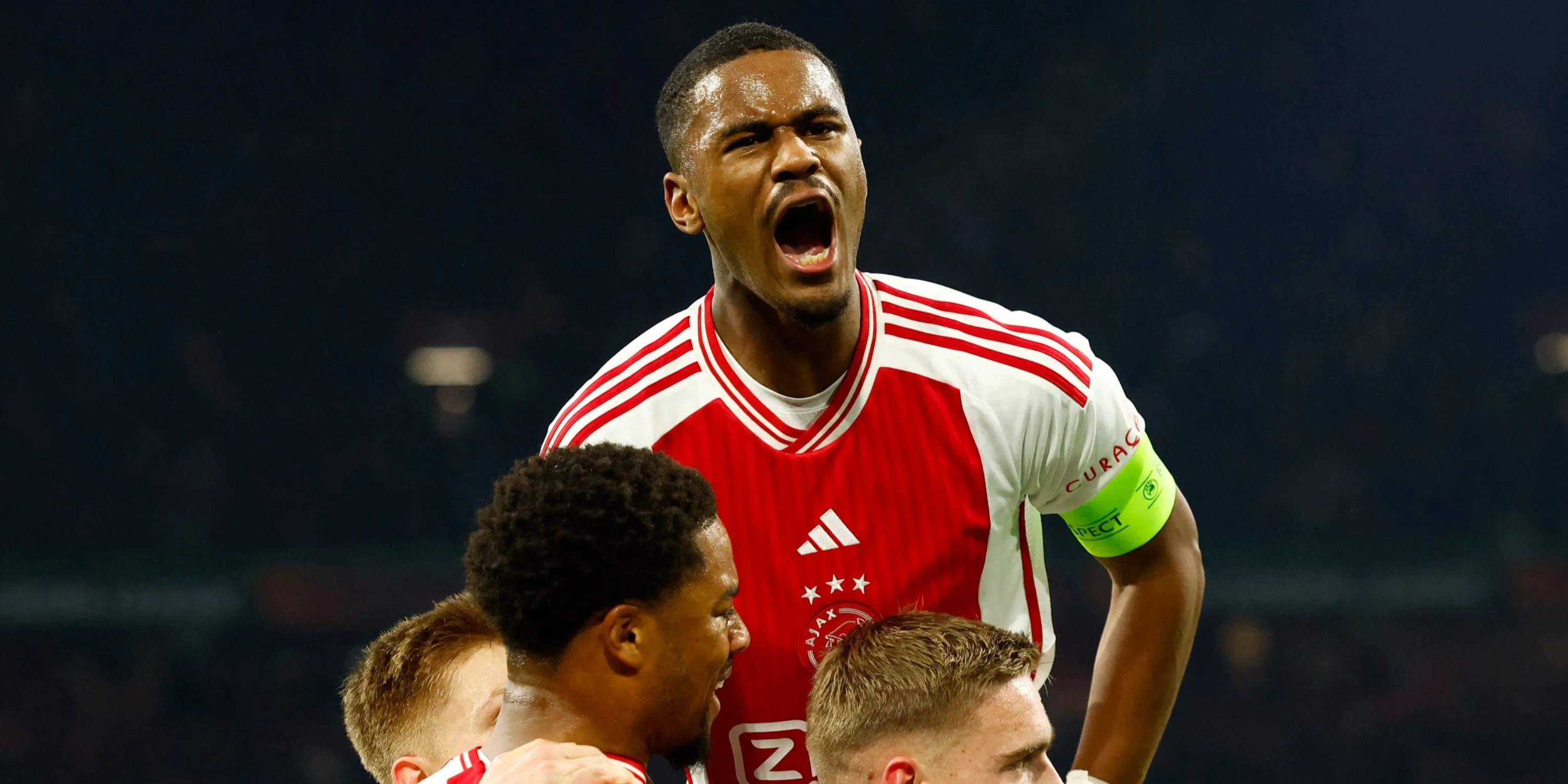 Jorrel Hato trong trận đấu của Ajax, cầu thủ được nhiều CLB lớn theo đuổi