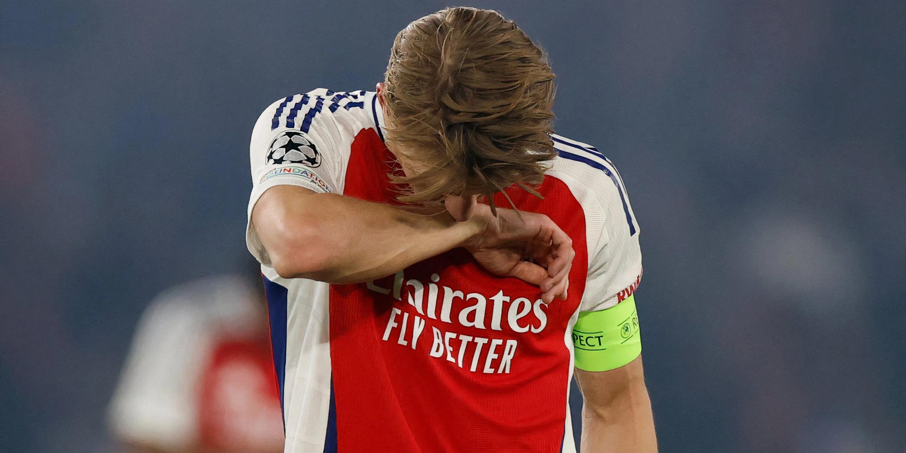 Martin Odegaard tỏ ra thất vọng trong một trận đấu của Arsenal, phản ánh giai đoạn khó khăn hiện tại.