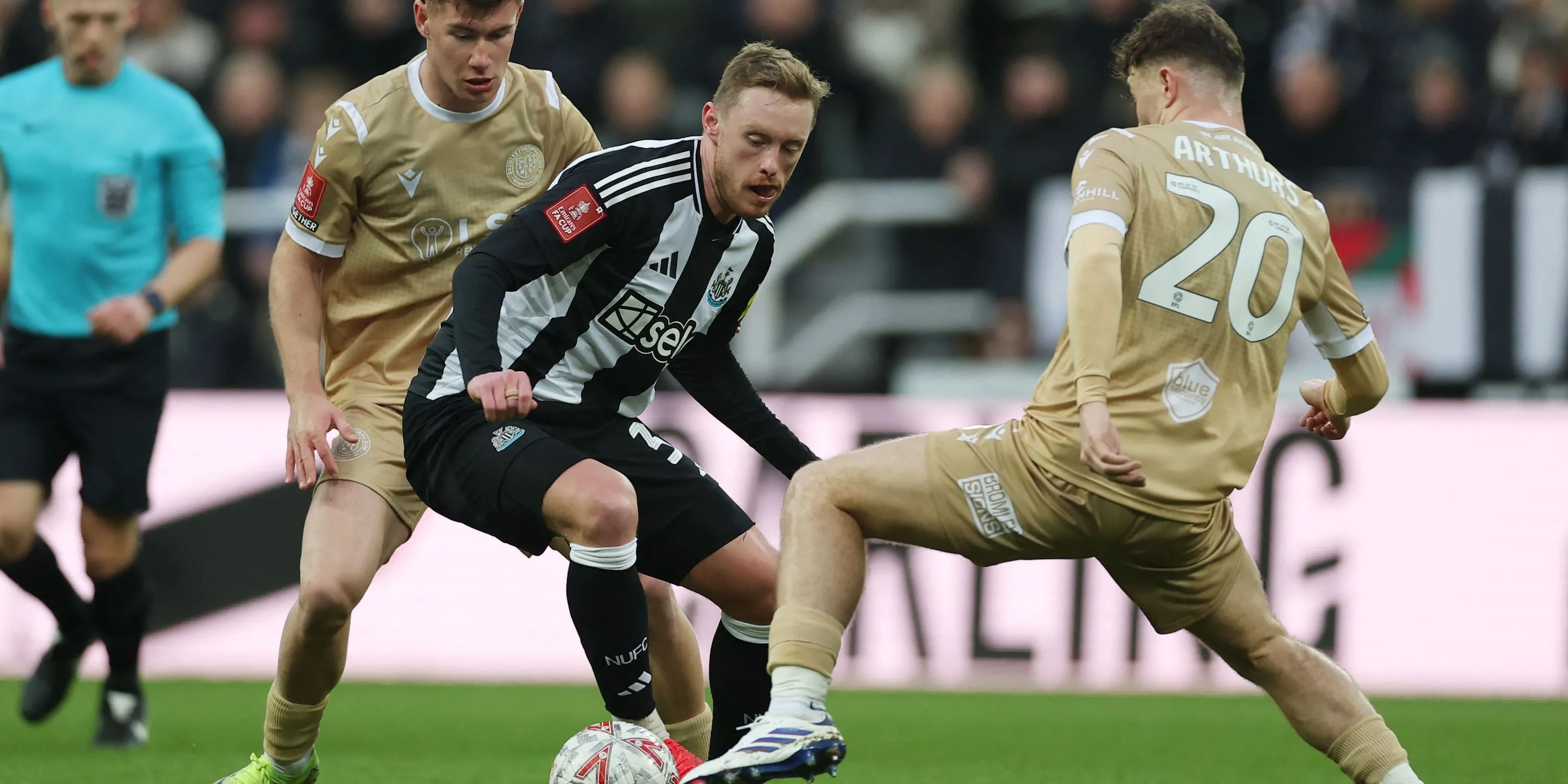 Sean Longstaff (Newcastle) tranh chấp bóng trong một trận đấu