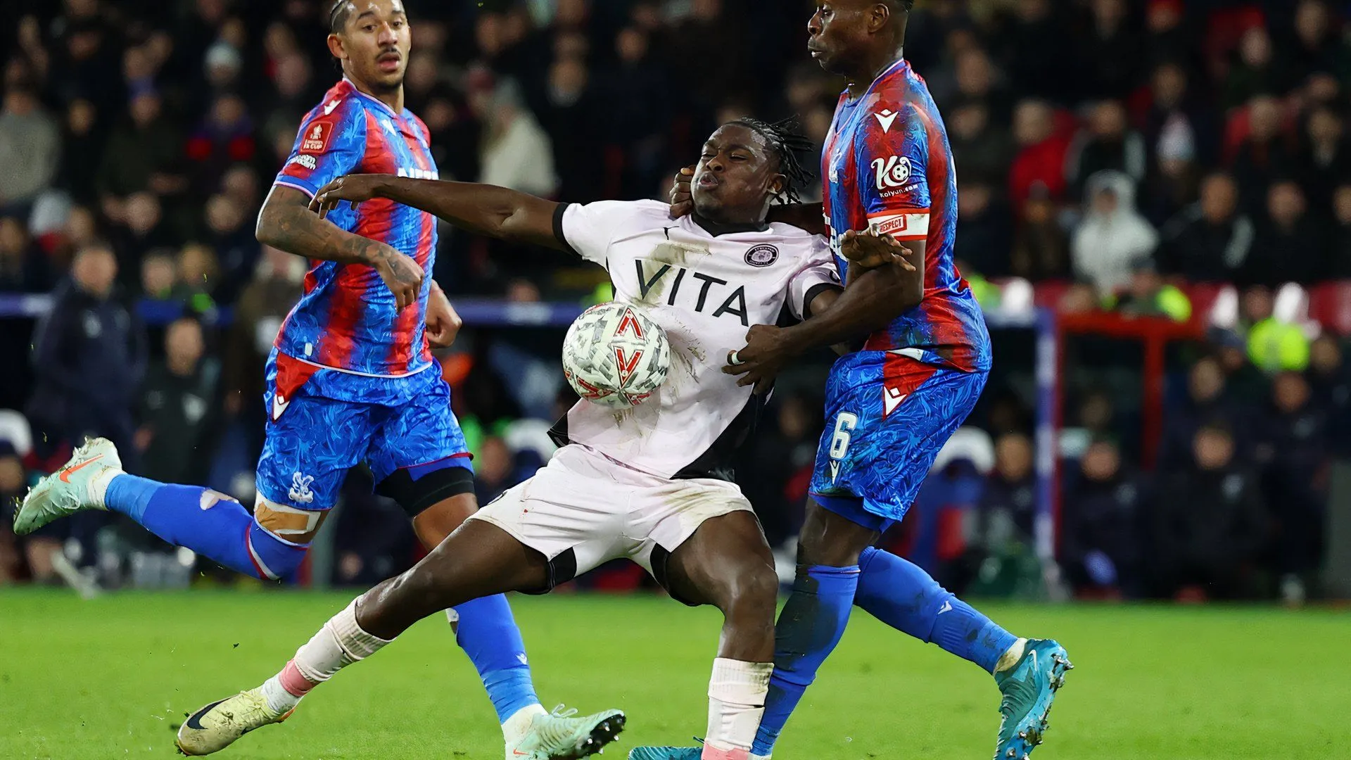 Tanto Olaofe, một trong hai tiền đạo chủ lực của Stockport County mùa giải vừa qua tại League One.