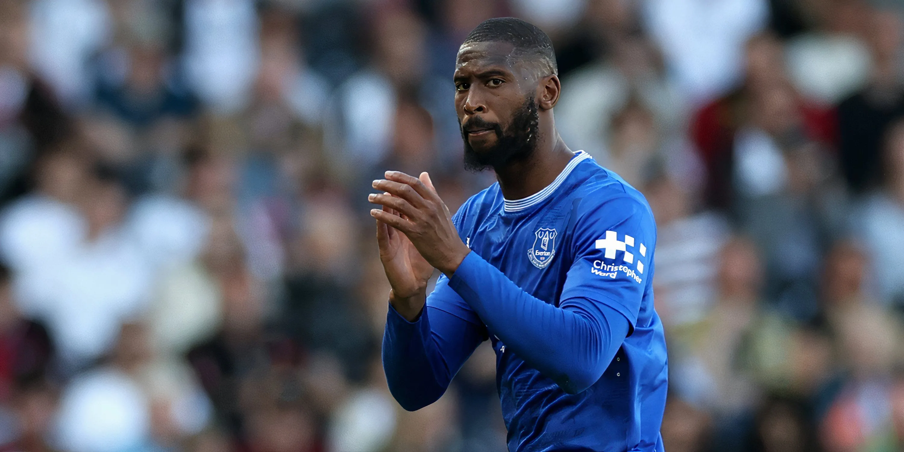 Tiền đạo Beto ăn mừng bàn thắng quan trọng cho Everton trong trận đấu với Fulham