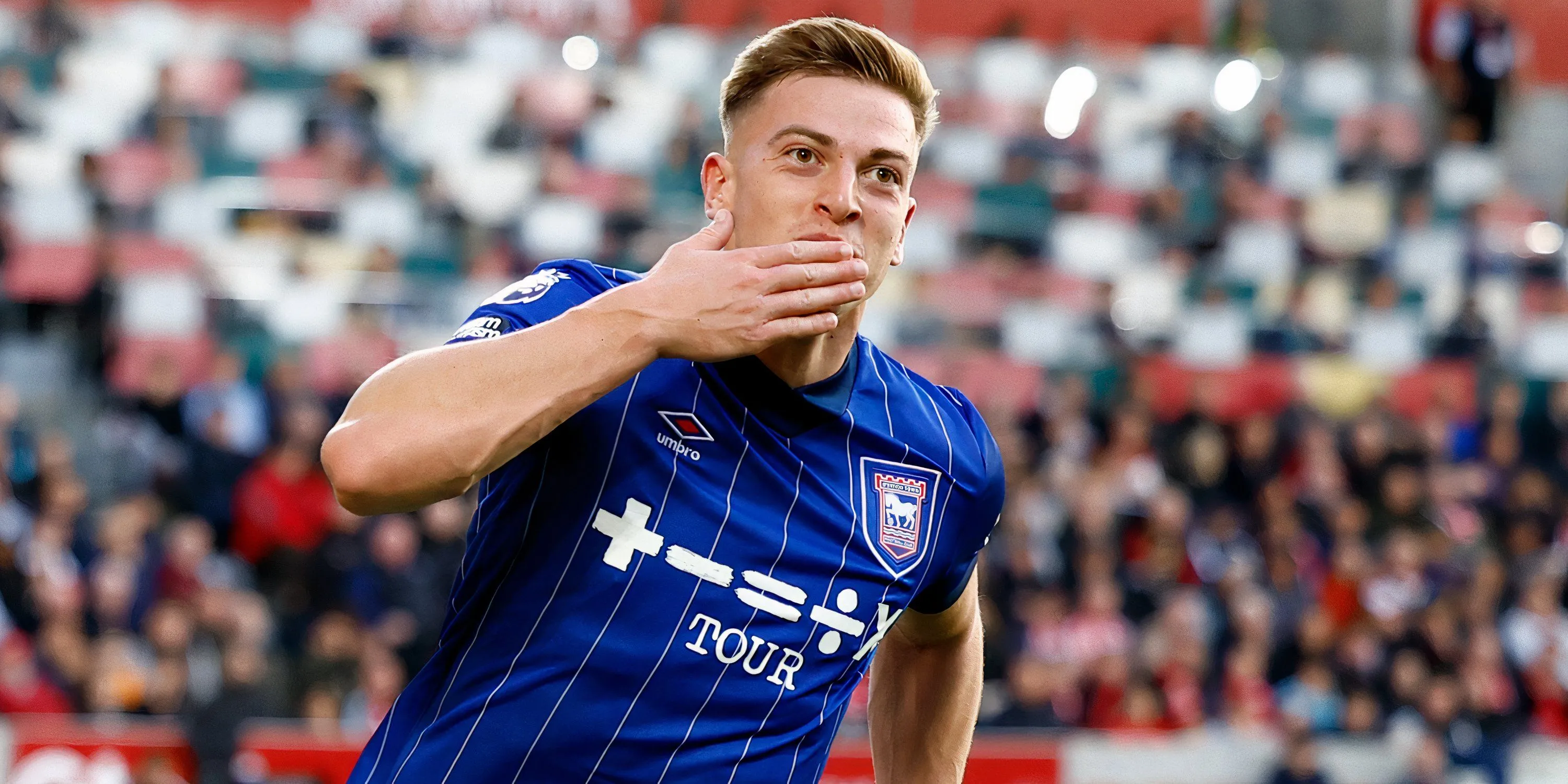 Tiền đạo Liam Delap trong màu áo Ipswich Town, mục tiêu chuyển nhượng của Tottenham