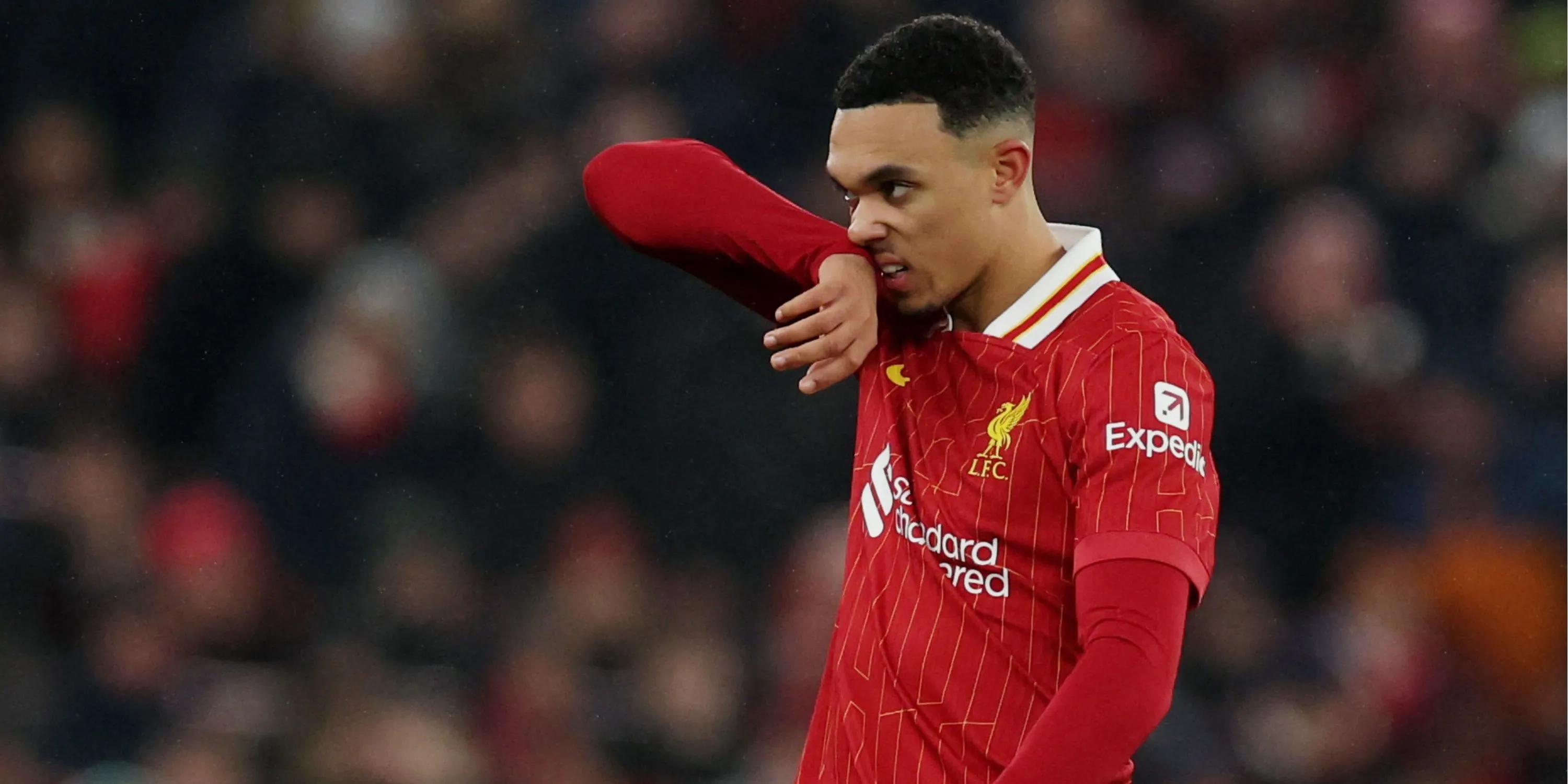 Trent Alexander-Arnold trong màu áo Liverpool chuẩn bị rời CLB