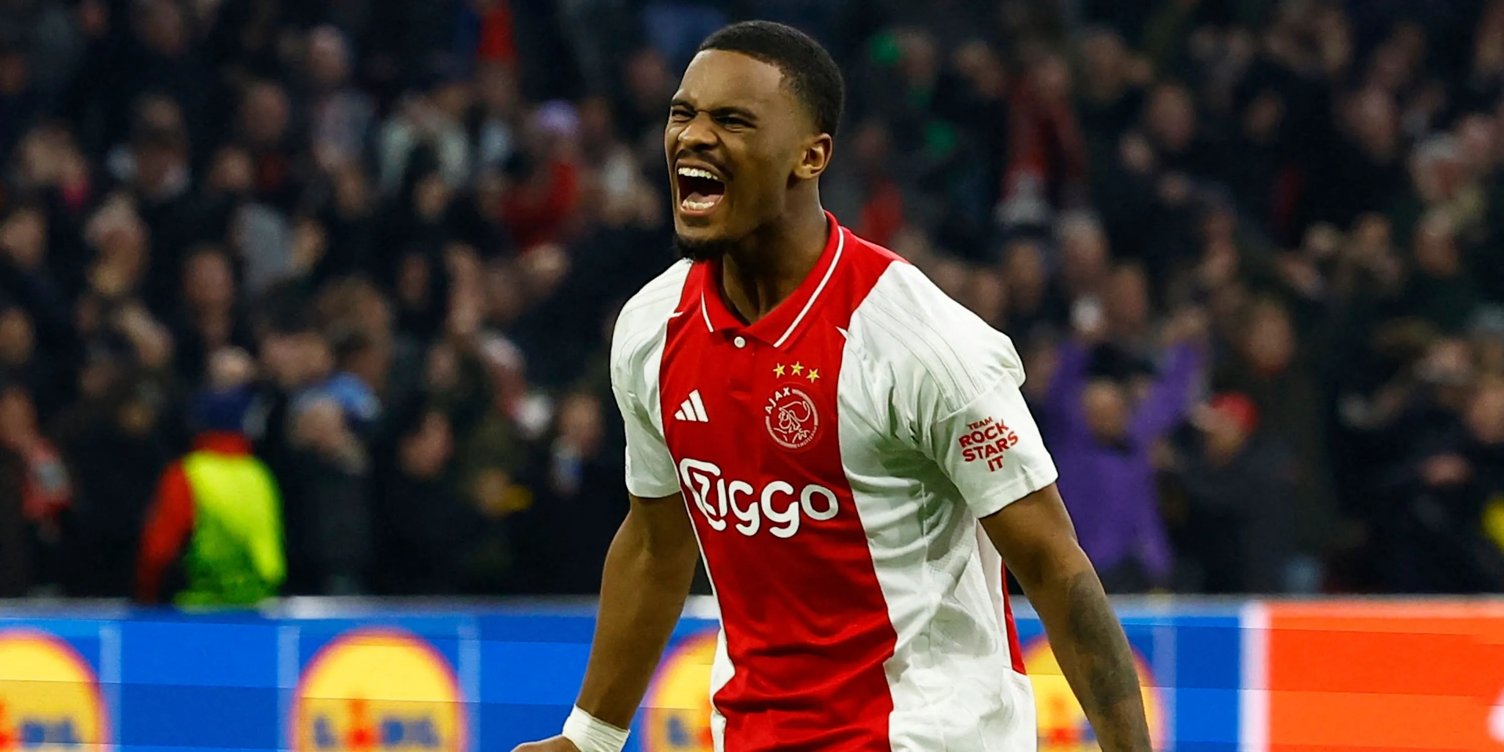 Trung vệ Jorrel Hato của Ajax ăn mừng