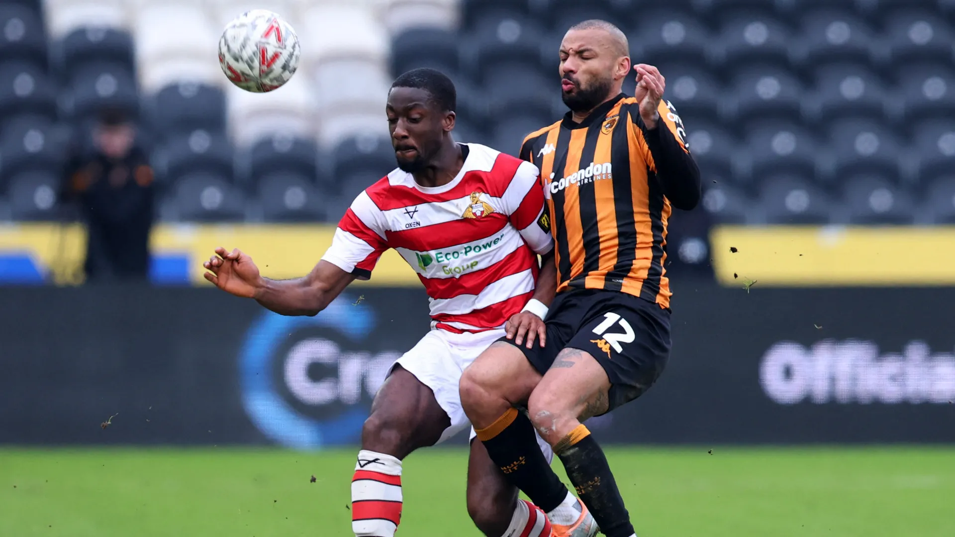 Trung vệ Joseph Olowu trong màu áo Doncaster Rovers