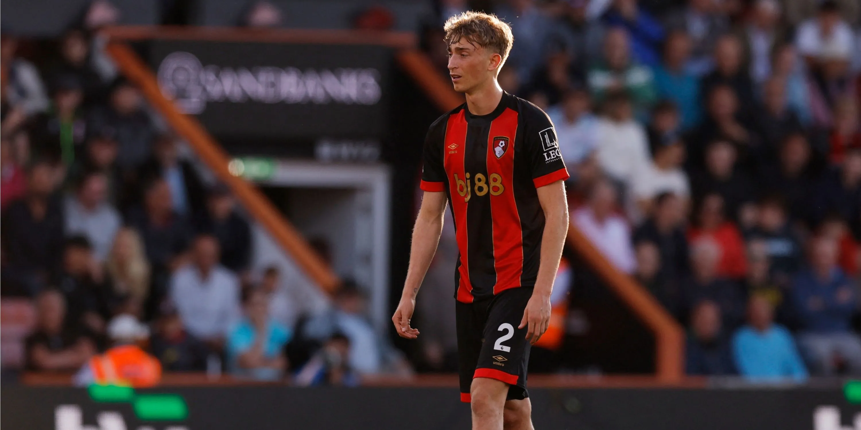 Trung vệ trẻ Dean Huijsen trong màu áo Bournemouth, từng là mục tiêu của Chelsea