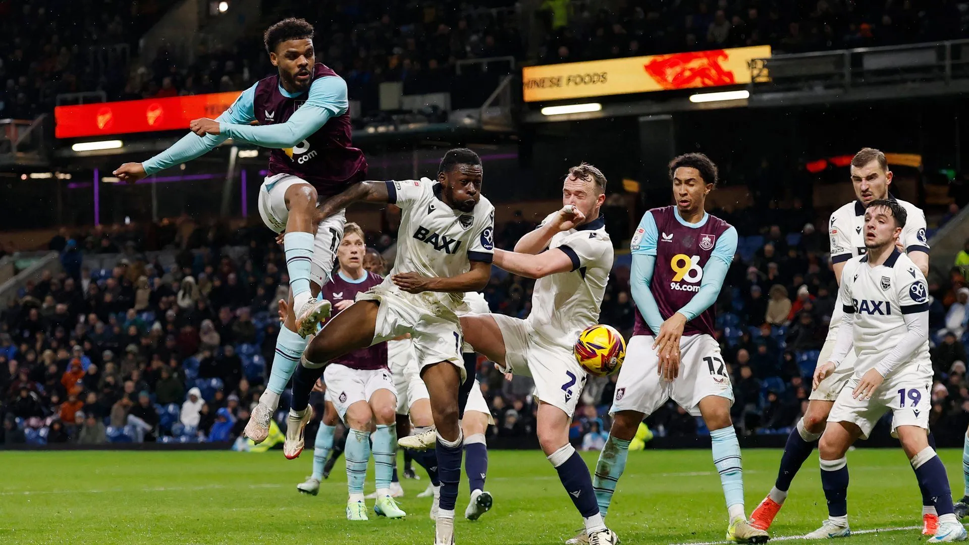 Alex Matos trong màu áo Oxford United, cầu thủ mà Marc Leonard có thể thay thế ở tuyến giữa.