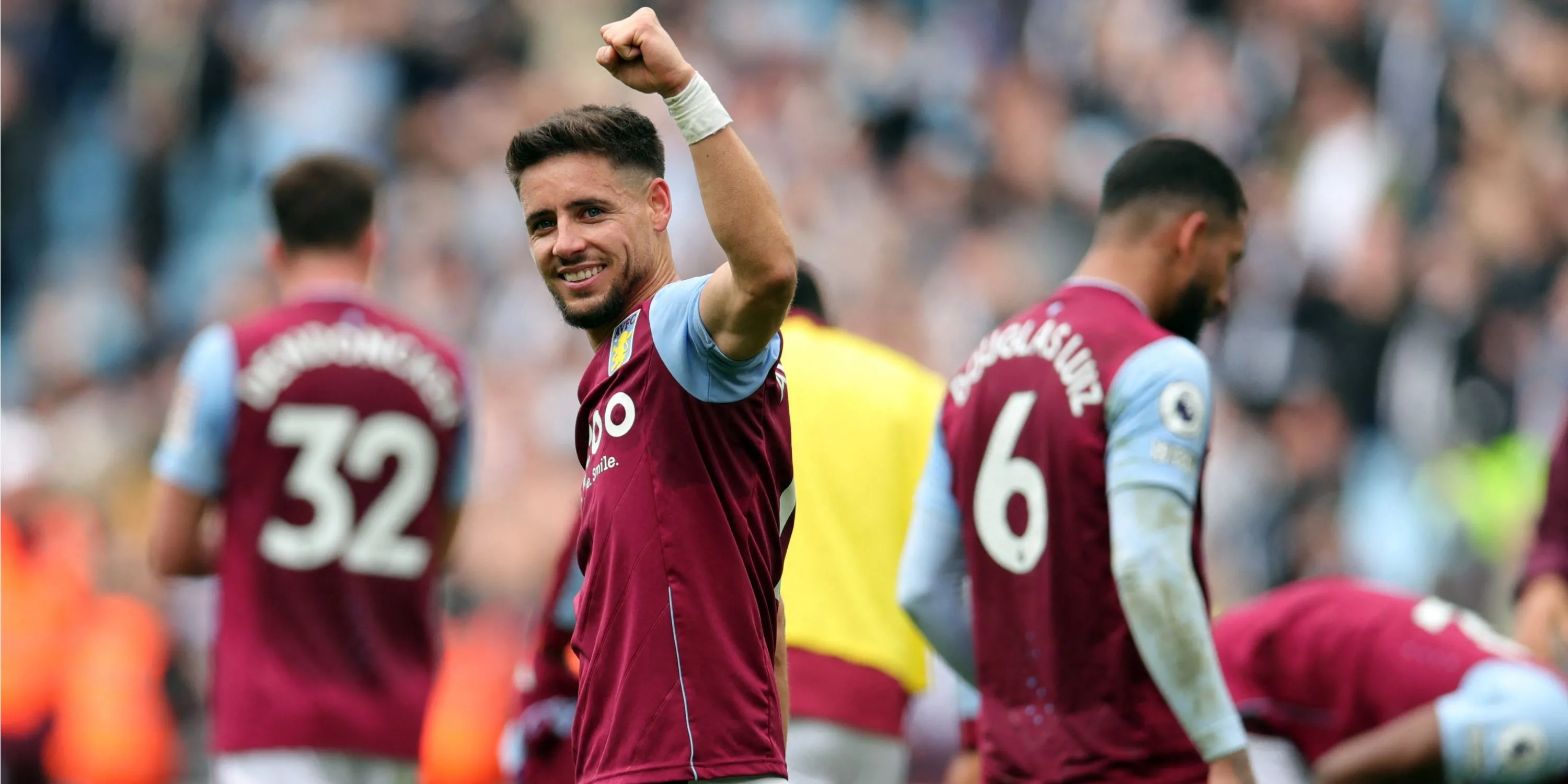 Alex Moreno thi đấu cho Aston Villa tại Premier League, ứng viên tiềm năng cho vị trí hậu vệ trái của Leeds