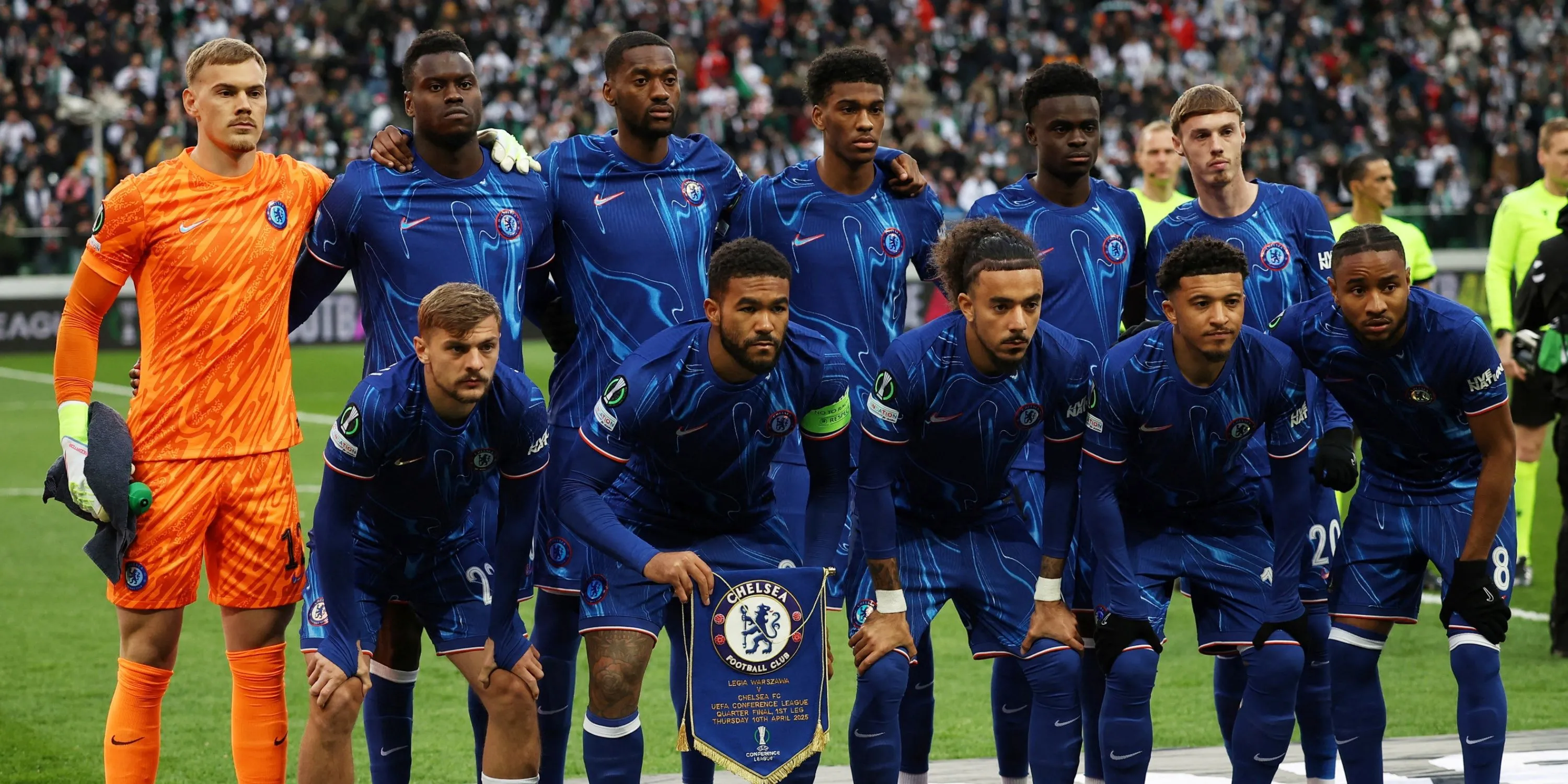 Các cầu thủ Chelsea ăn mừng sau bàn thắng, thể hiện sự quyết tâm trong mùa giải mới và thị trường chuyển nhượng