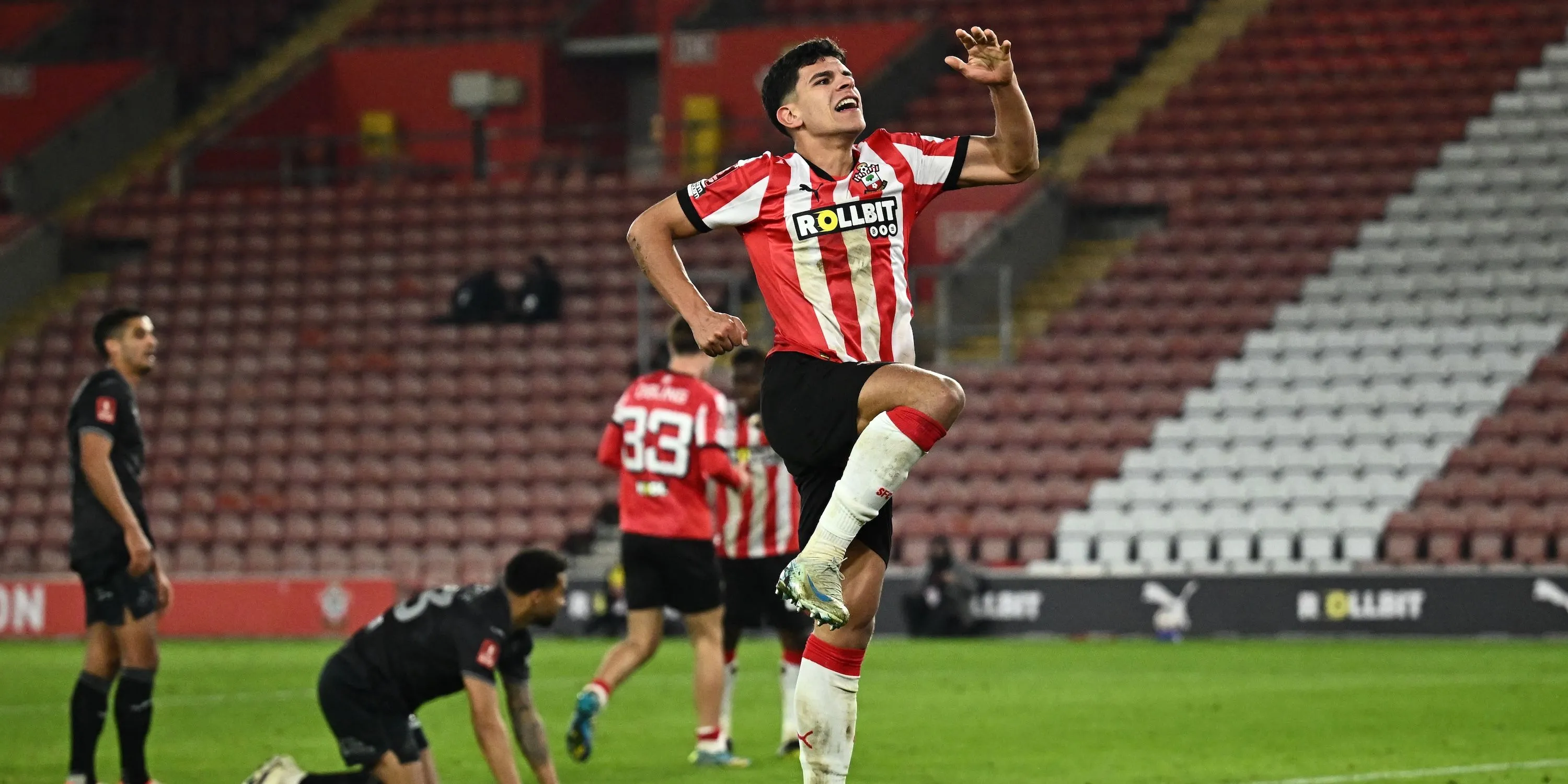 Cầu thủ chạy cánh Tyler Dibling của Southampton, mục tiêu của Aston Villa