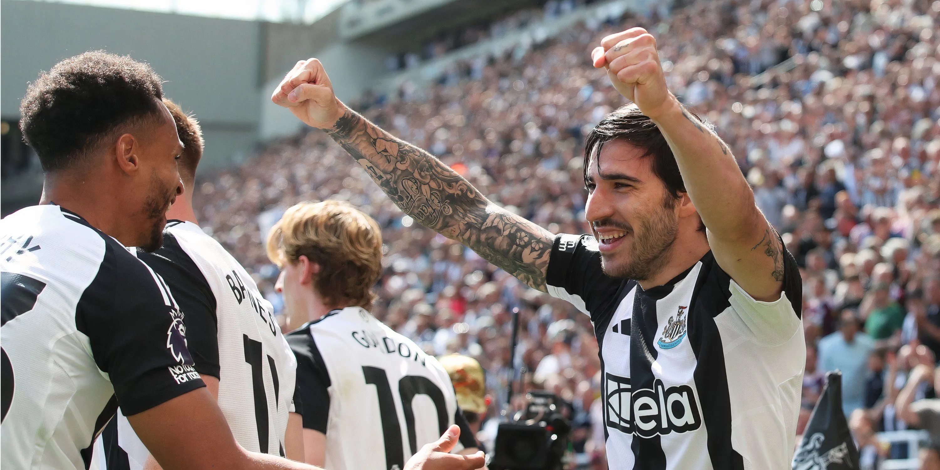Cầu thủ Newcastle United ăn mừng chiến thắng Ngoại hạng Anh