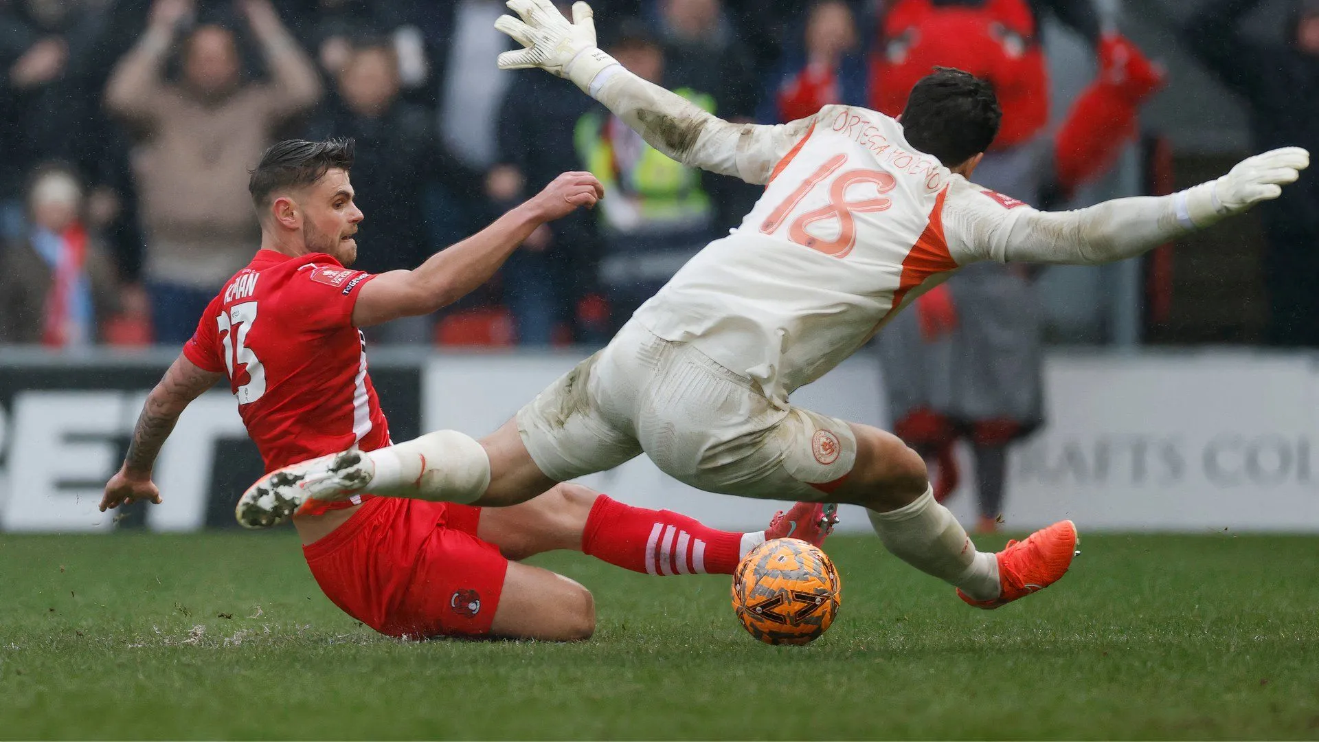 Charlie Kelman ăn mừng bàn thắng cho Leyton Orient
