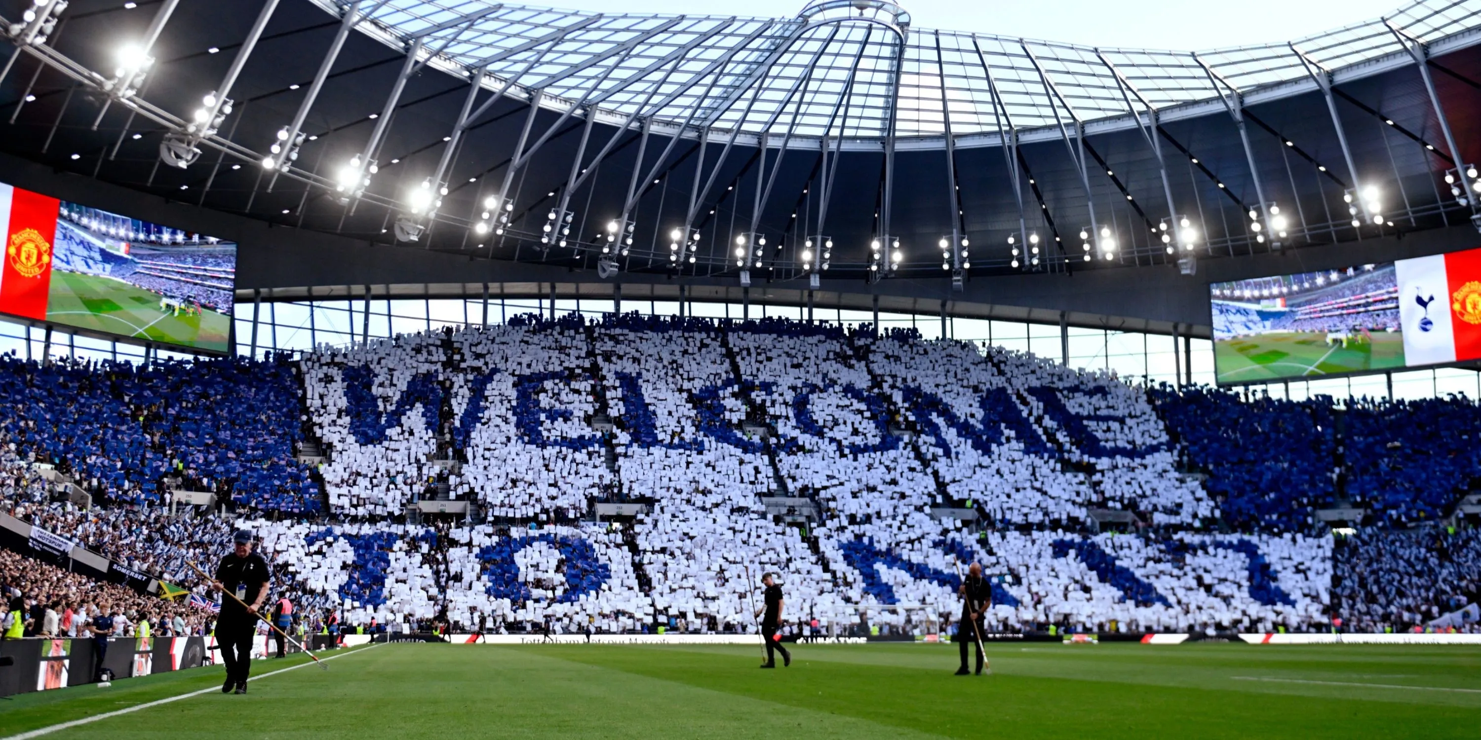 Daniel Levy, chủ tịch Tottenham, trên sân vận động
