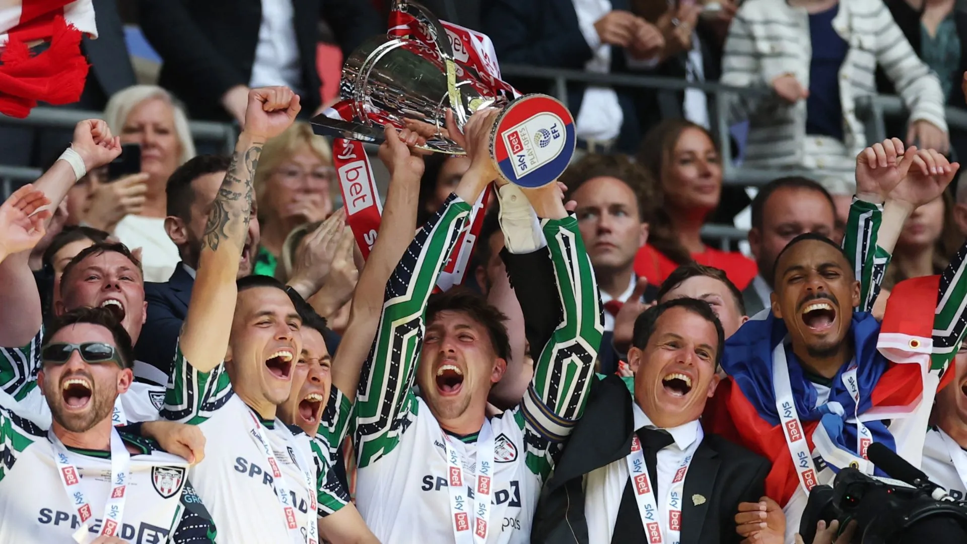Đội trưởng Dan Neil nâng cao cúp play-off cùng Sunderland giành vé lên Premier League