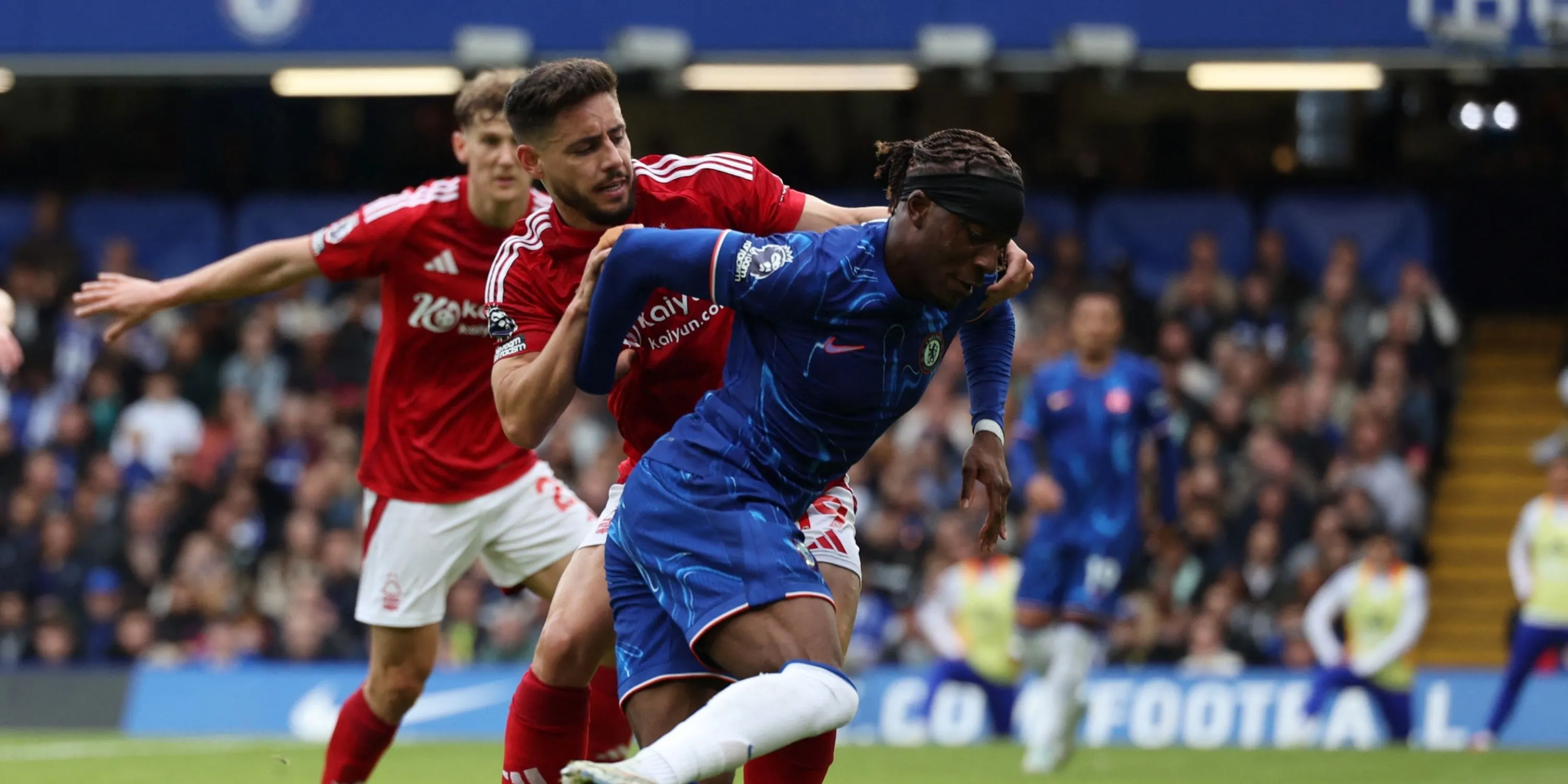 Hậu vệ Alex Moreno trong màu áo Nottingham Forest, mục tiêu của Sunderland và các đội bóng khác