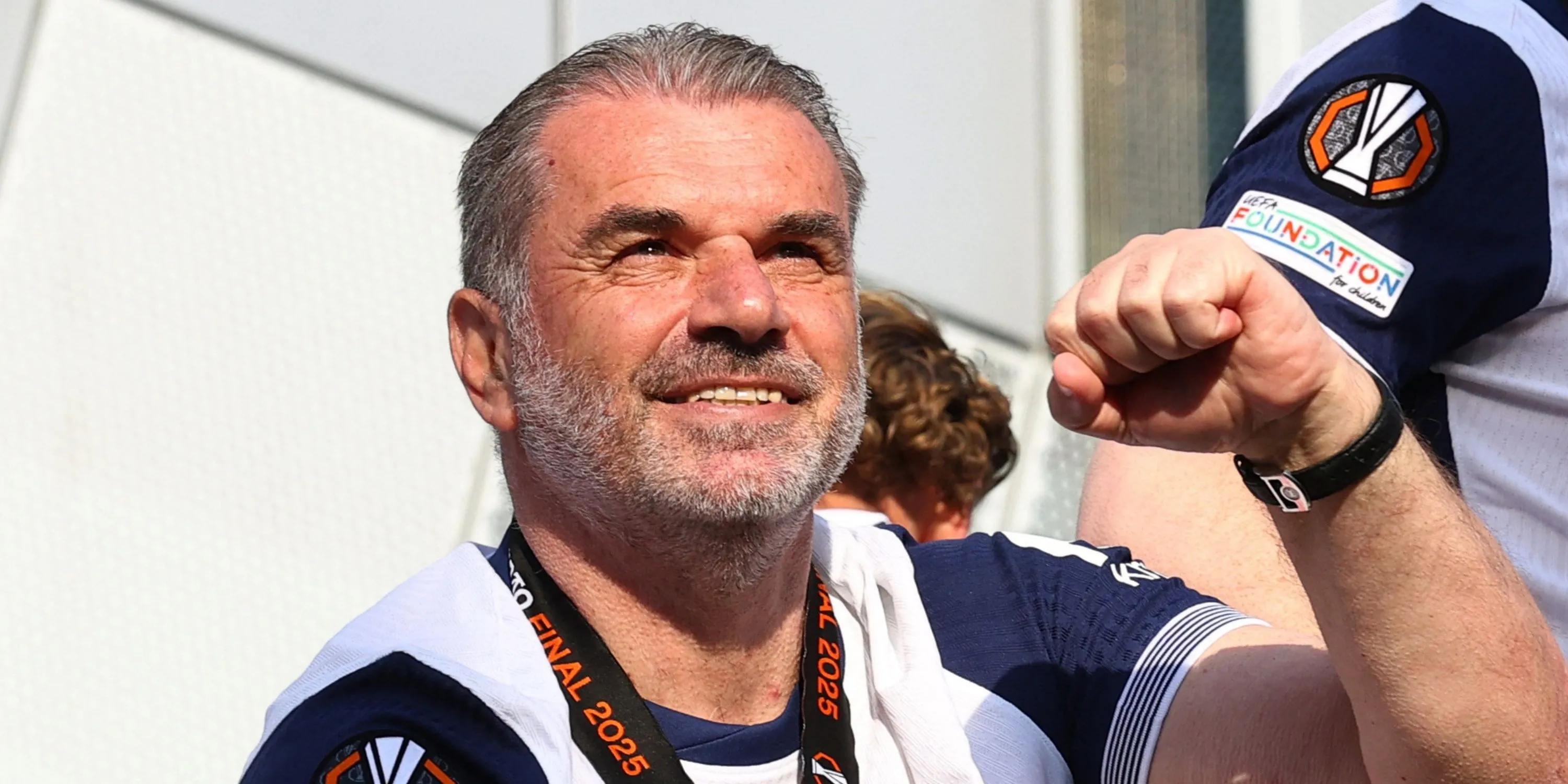 HLV Ange Postecoglou đứng cạnh sân trong trận đấu Premier League của Tottenham