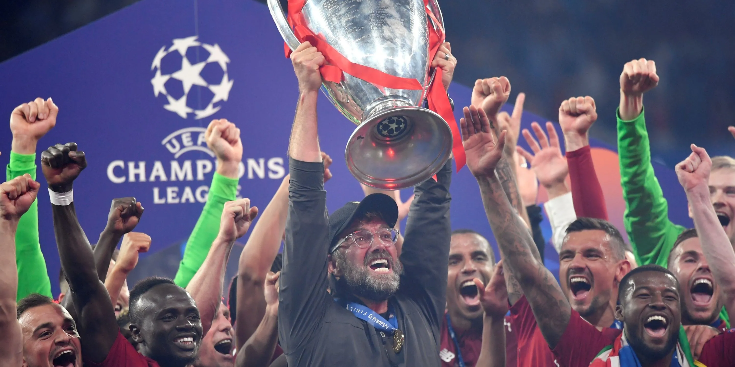 HLV Jurgen Klopp ăn mừng nâng cao cúp Champions League cùng Liverpool