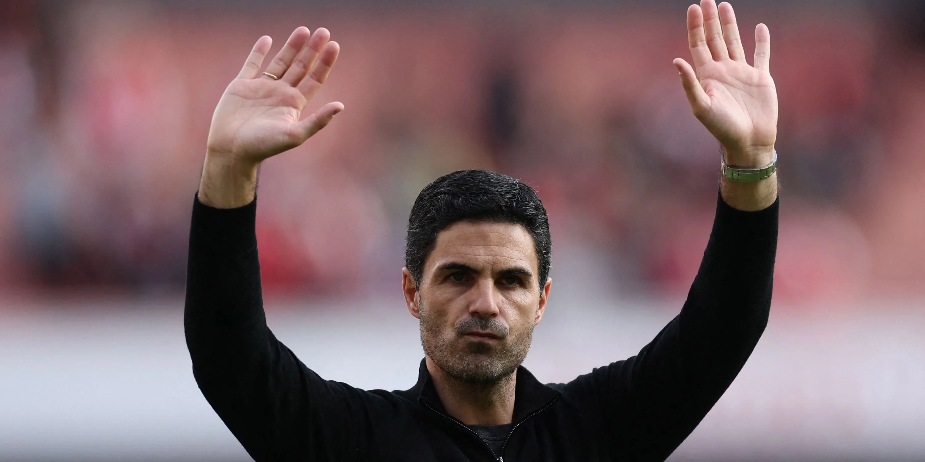 HLV Mikel Arteta của Arsenal đi vòng quanh sân sau trận đấu