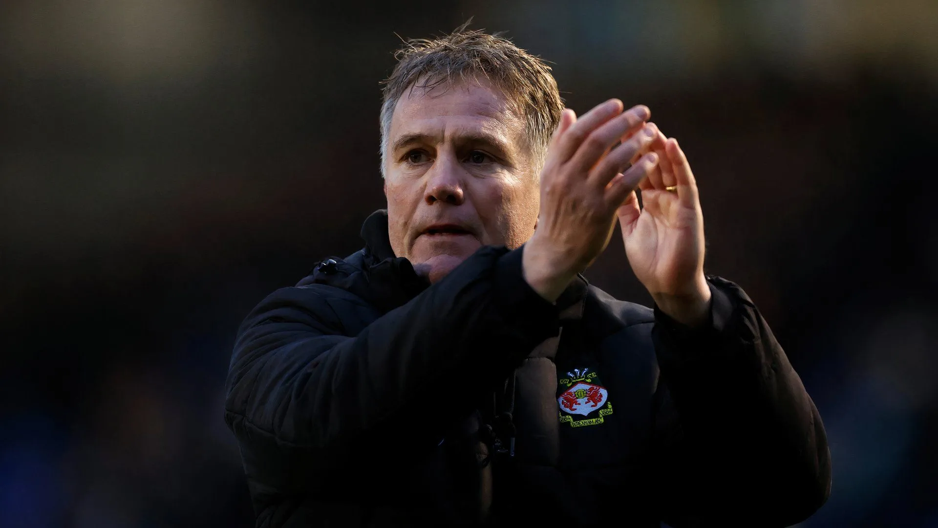 Huấn luyện viên Phil Parkinson chỉ đạo bên ngoài đường biên của Wrexham